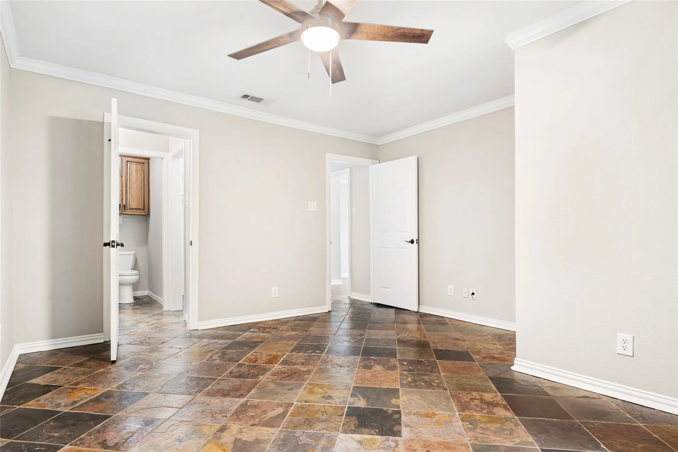 Townhouse For Sale in Dallas County , 13571 Waterfall Way, Dallas, Texas 75240, 3 Bedroom, 2 Bathroom, Garage spaces, 1,380 Sqft, built in 1969, Preowned, mls#21255897, Real Estate Agent in Dallas, Homes For Sale in Dallas county, Homes For Sale in Dallas, Realtor in Dallas Texas, Real Estate Brokerage Independent Realty Texas, Luminita Cordes Realtor