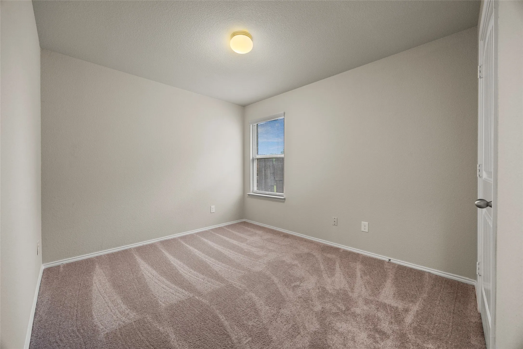 Secondary bedroom.