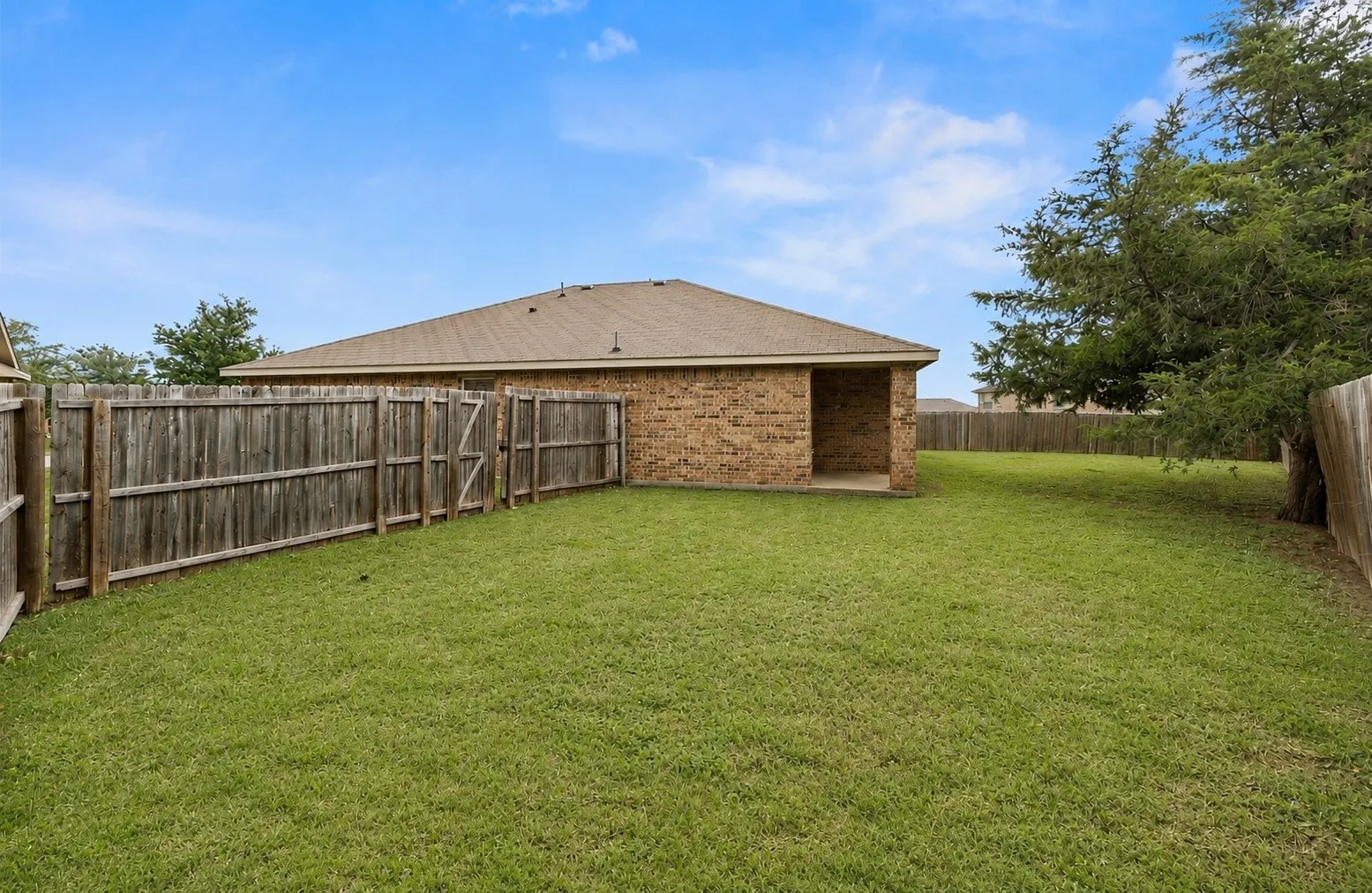 Extra large, private yard.