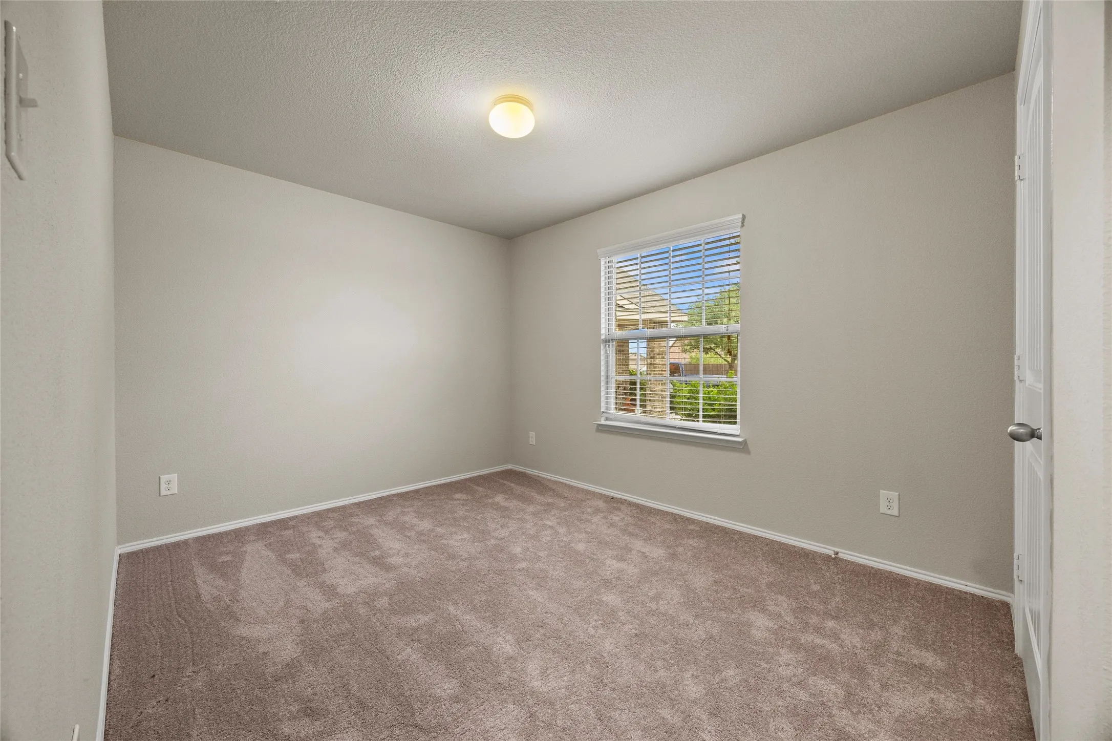 Secondary bedroom.