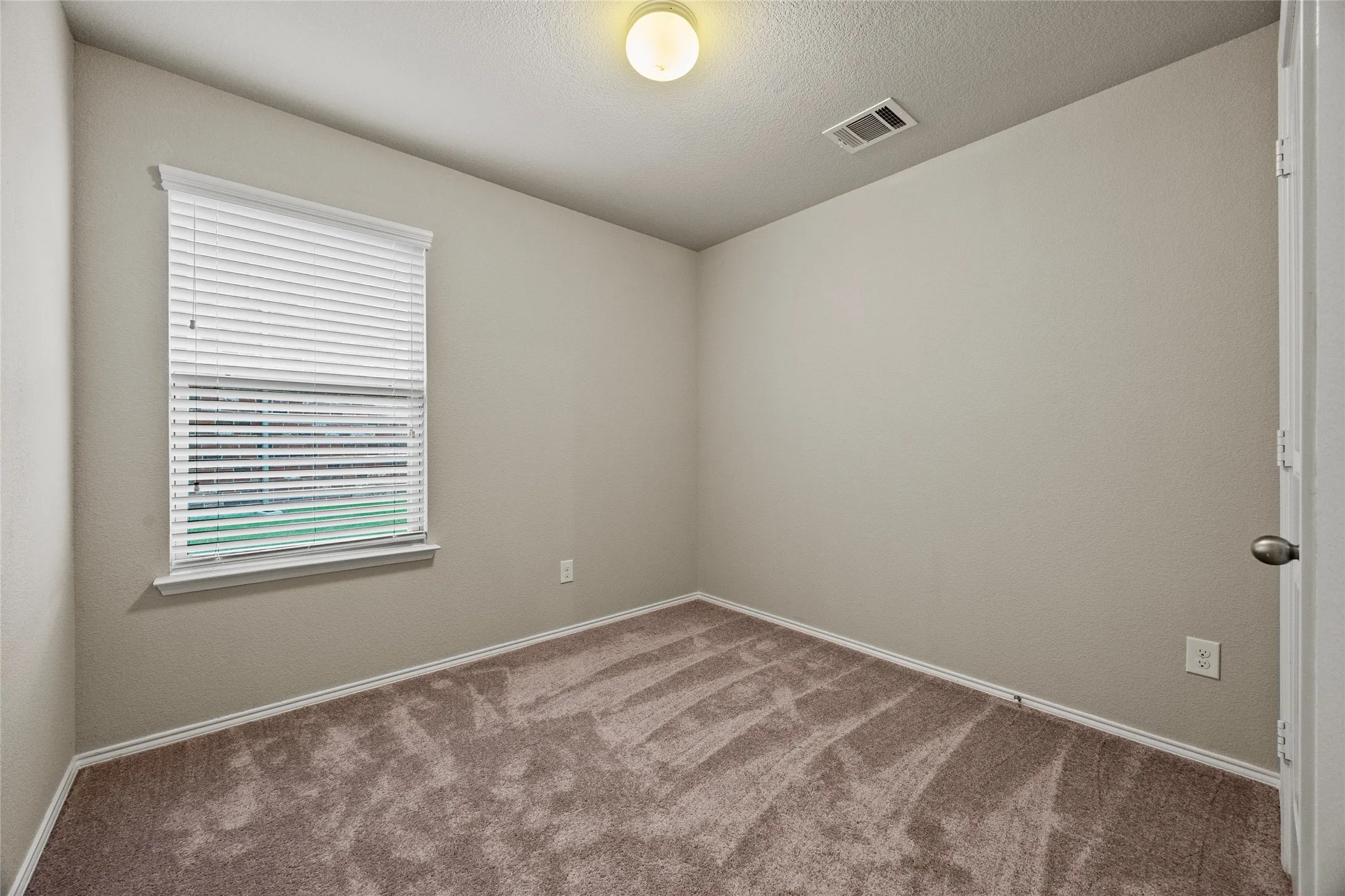 Secondary bedroom.