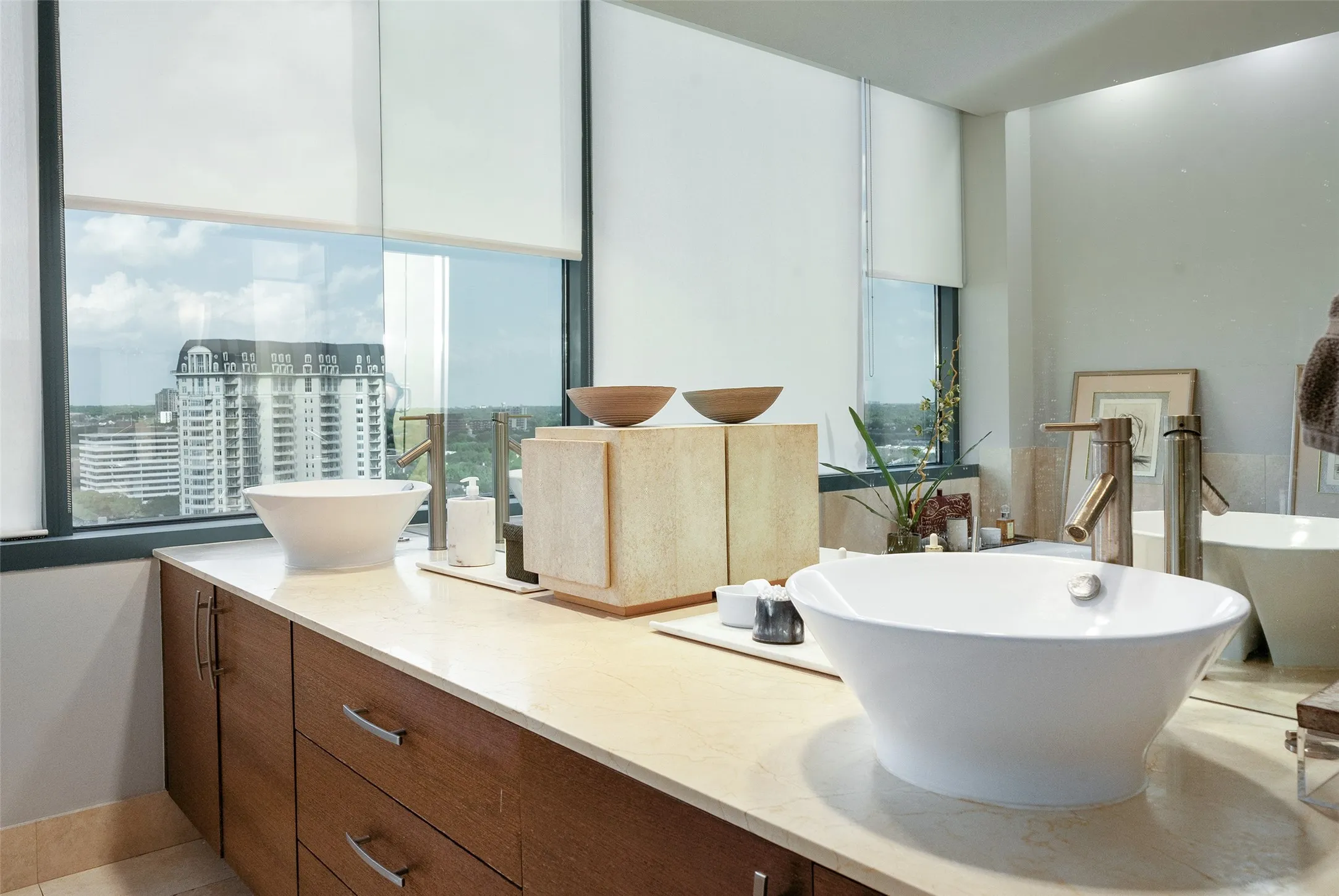 Condominium For Rent in Dallas County , 3111 Welborn Street 1201, Dallas, Texas 75219, 2 Bedroom, 3 Bathroom, 2 Garage spaces, 2,111 Sqft, built in 1985, Preowned, mls#21252197, Real Estate Agent in Dallas, Homes For Rent in Dallas county, Homes For Rent in Dallas, Realtor in Dallas Texas, Real Estate Brokerage Independent Realty Texas, Luminita Cordes Realtor
