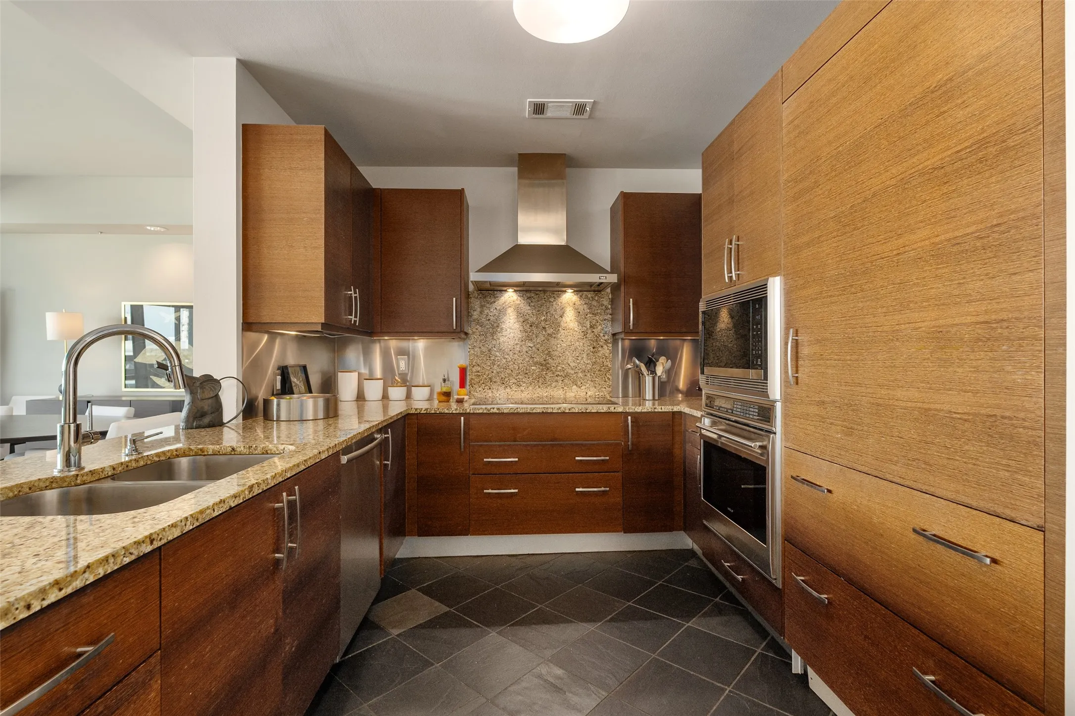 Condominium For Rent in Dallas County , 3111 Welborn Street 1201, Dallas, Texas 75219, 2 Bedroom, 3 Bathroom, 2 Garage spaces, 2,111 Sqft, built in 1985, Preowned, mls#21252197, Real Estate Agent in Dallas, Homes For Rent in Dallas county, Homes For Rent in Dallas, Realtor in Dallas Texas, Real Estate Brokerage Independent Realty Texas, Luminita Cordes Realtor