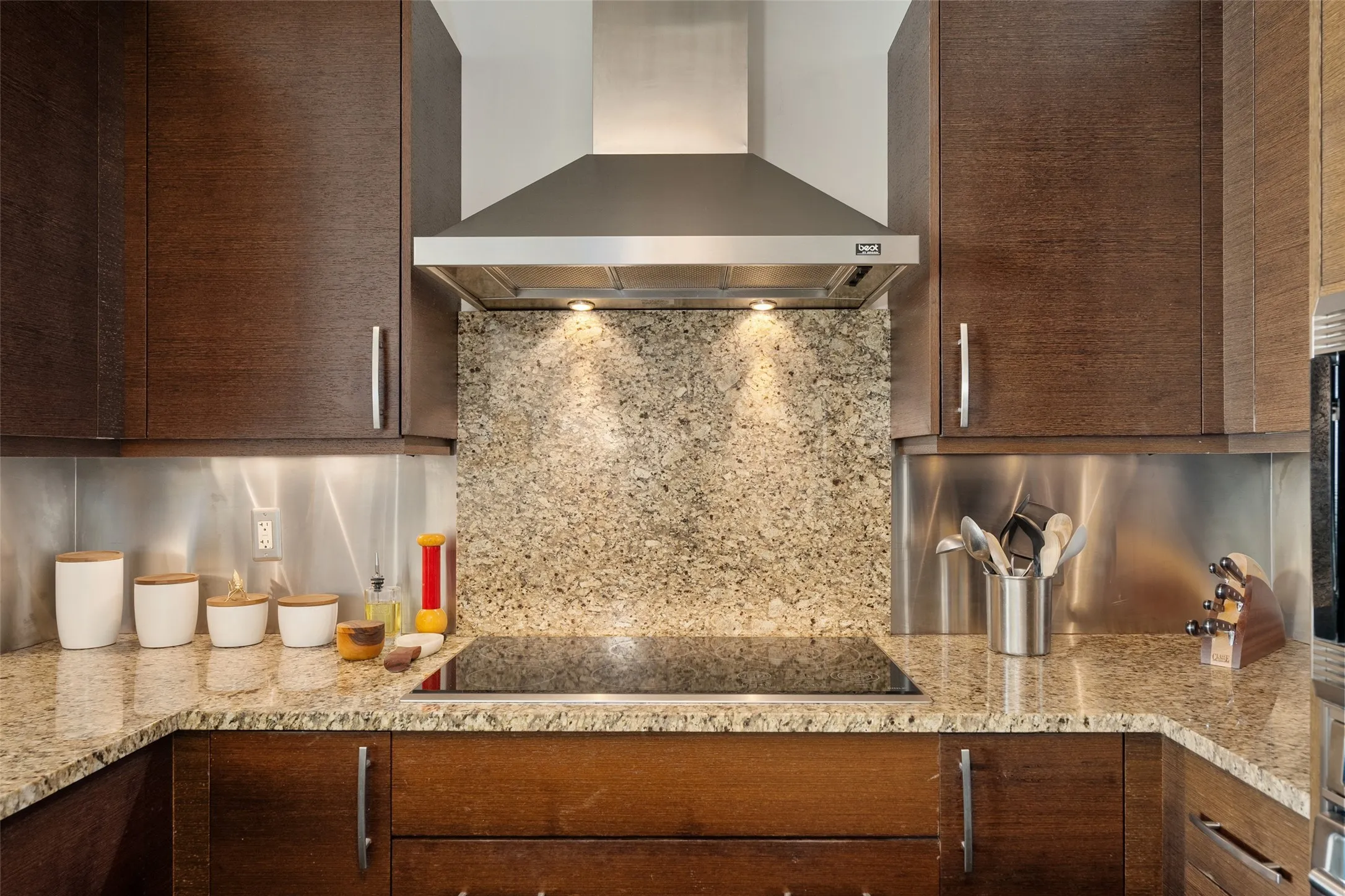 Condominium For Rent in Dallas County , 3111 Welborn Street 1201, Dallas, Texas 75219, 2 Bedroom, 3 Bathroom, 2 Garage spaces, 2,111 Sqft, built in 1985, Preowned, mls#21252197, Real Estate Agent in Dallas, Homes For Rent in Dallas county, Homes For Rent in Dallas, Realtor in Dallas Texas, Real Estate Brokerage Independent Realty Texas, Luminita Cordes Realtor
