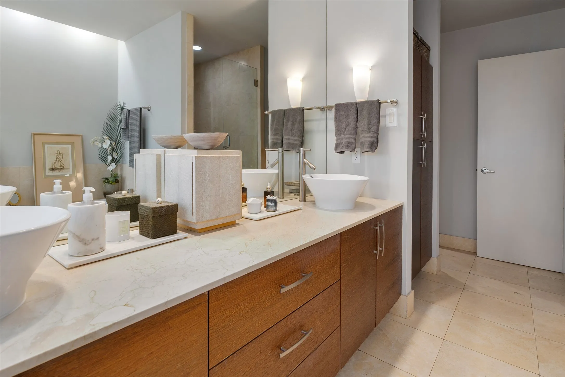 Condominium For Rent in Dallas County , 3111 Welborn Street 1201, Dallas, Texas 75219, 2 Bedroom, 3 Bathroom, 2 Garage spaces, 2,111 Sqft, built in 1985, Preowned, mls#21252197, Real Estate Agent in Dallas, Homes For Rent in Dallas county, Homes For Rent in Dallas, Realtor in Dallas Texas, Real Estate Brokerage Independent Realty Texas, Luminita Cordes Realtor