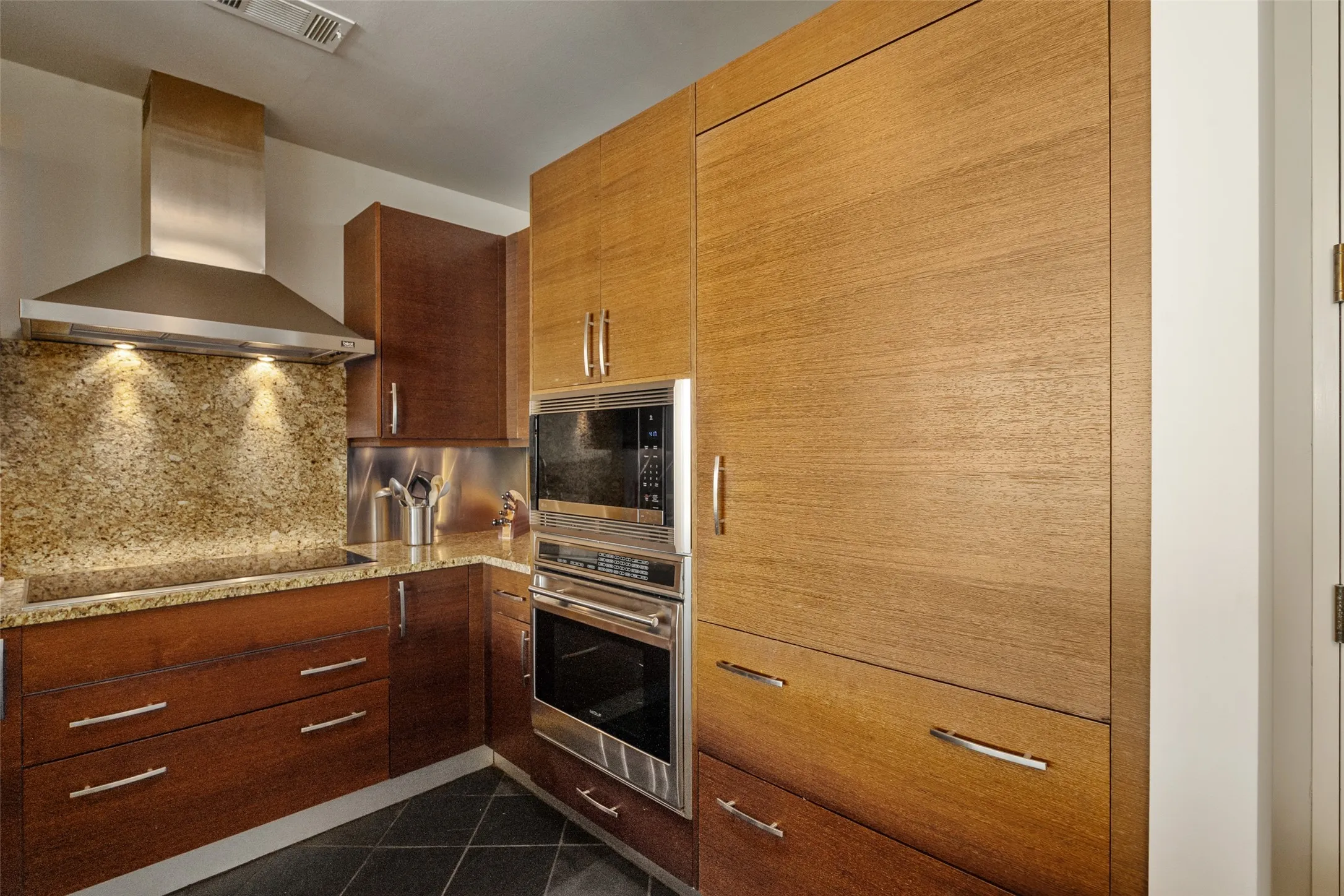 Condominium For Rent in Dallas County , 3111 Welborn Street 1201, Dallas, Texas 75219, 2 Bedroom, 3 Bathroom, 2 Garage spaces, 2,111 Sqft, built in 1985, Preowned, mls#21252197, Real Estate Agent in Dallas, Homes For Rent in Dallas county, Homes For Rent in Dallas, Realtor in Dallas Texas, Real Estate Brokerage Independent Realty Texas, Luminita Cordes Realtor