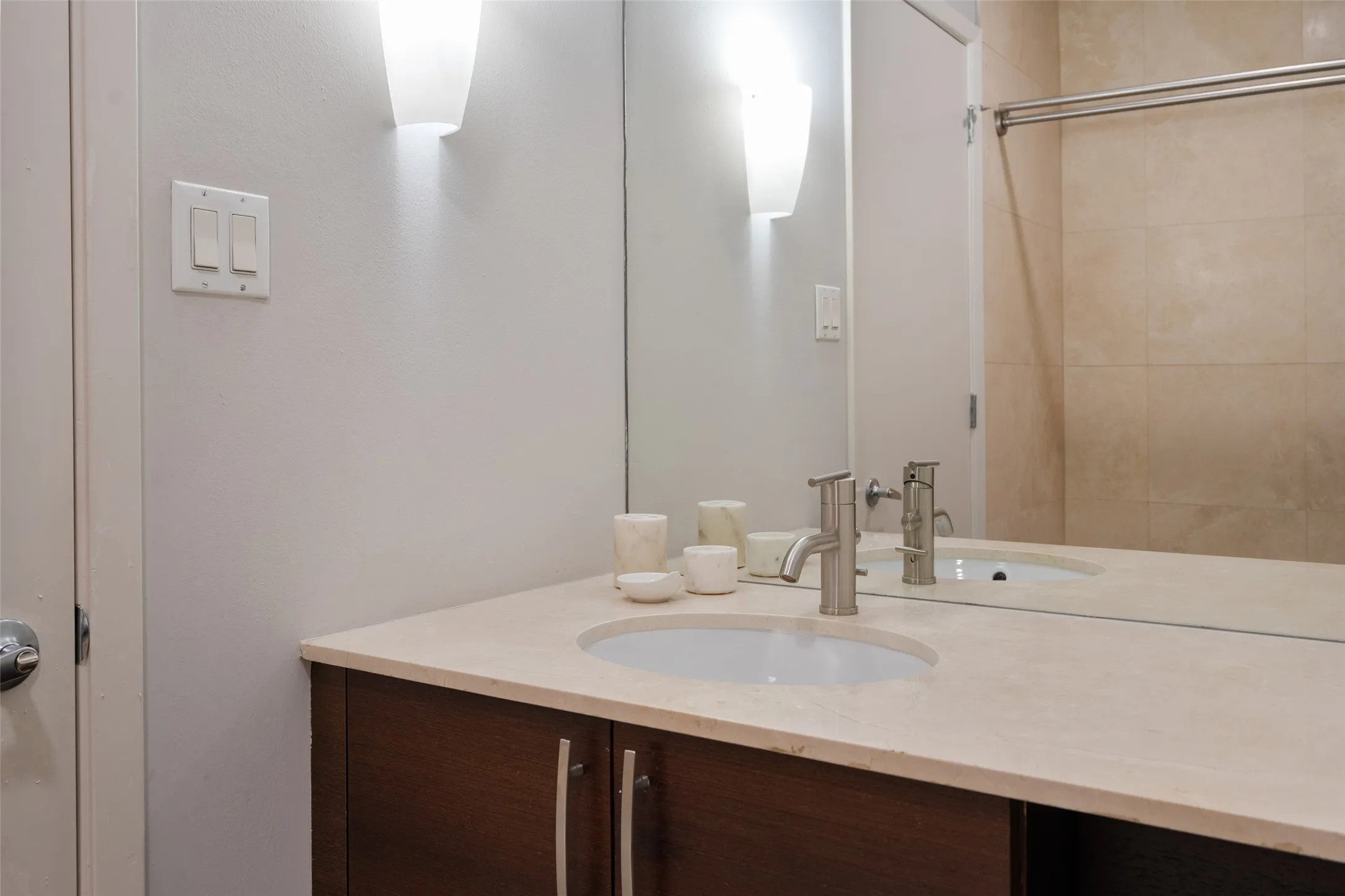 Condominium For Rent in Dallas County , 3111 Welborn Street 1201, Dallas, Texas 75219, 2 Bedroom, 3 Bathroom, 2 Garage spaces, 2,111 Sqft, built in 1985, Preowned, mls#21252197, Real Estate Agent in Dallas, Homes For Rent in Dallas county, Homes For Rent in Dallas, Realtor in Dallas Texas, Real Estate Brokerage Independent Realty Texas, Luminita Cordes Realtor