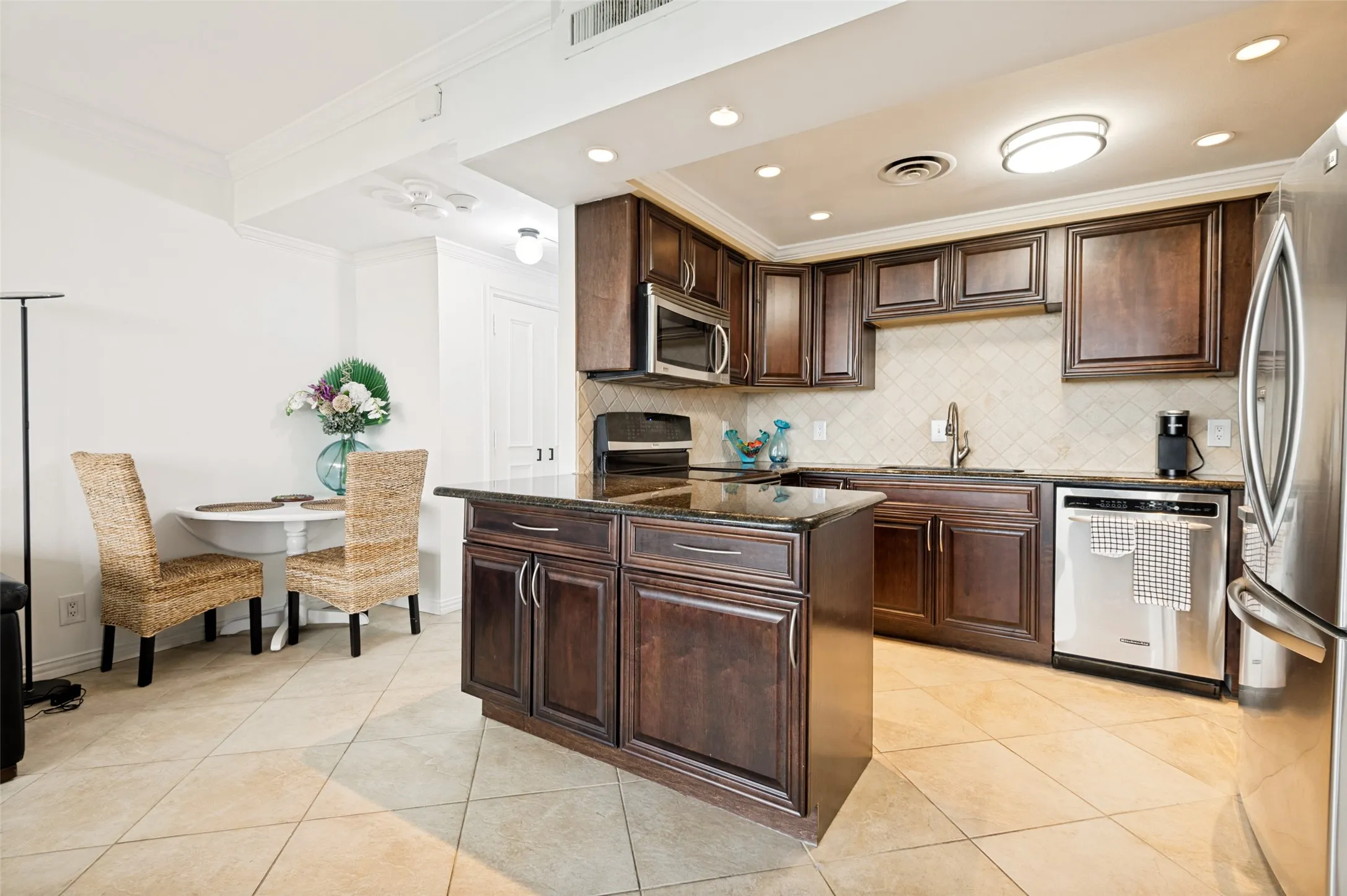 Condominium For Sale in Dallas County , 6211 W Northwest Highway 803, Dallas, Texas 75225, 1 Bedroom, 1 Bathroom, 1 Garage spaces, 585 Sqft, built in 1966, mls#21255631, Real Estate Agent in Dallas, Homes For Sale in Dallas county, Homes For Sale in Dallas, Realtor in Dallas Texas, Real Estate Brokerage Independent Realty Texas, Luminita Cordes Realtor