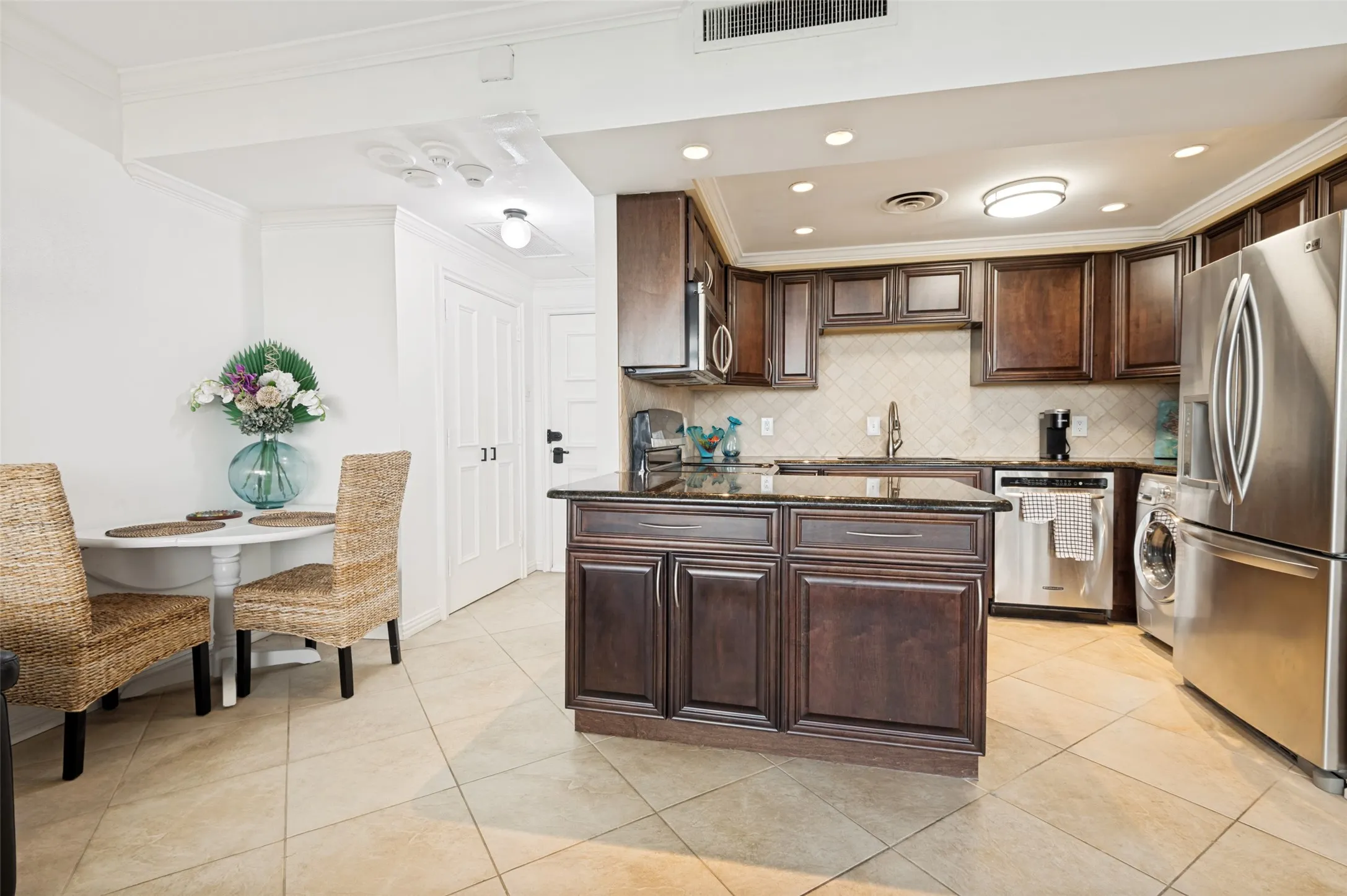 Condominium For Sale in Dallas County , 6211 W Northwest Highway 803, Dallas, Texas 75225, 1 Bedroom, 1 Bathroom, 1 Garage spaces, 585 Sqft, built in 1966, mls#21255631, Real Estate Agent in Dallas, Homes For Sale in Dallas county, Homes For Sale in Dallas, Realtor in Dallas Texas, Real Estate Brokerage Independent Realty Texas, Luminita Cordes Realtor