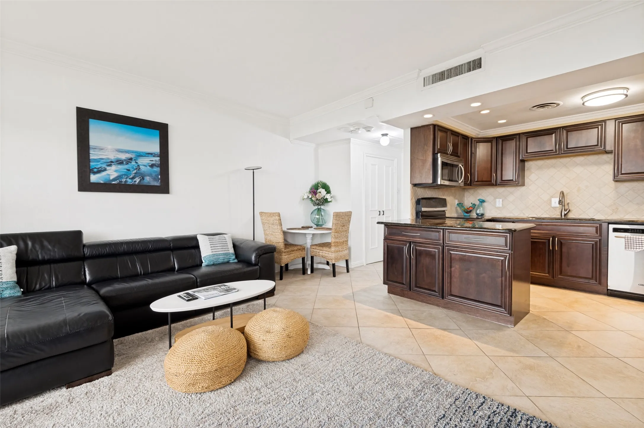 Condominium For Sale in Dallas County , 6211 W Northwest Highway 803, Dallas, Texas 75225, 1 Bedroom, 1 Bathroom, 1 Garage spaces, 585 Sqft, built in 1966, mls#21255631, Real Estate Agent in Dallas, Homes For Sale in Dallas county, Homes For Sale in Dallas, Realtor in Dallas Texas, Real Estate Brokerage Independent Realty Texas, Luminita Cordes Realtor