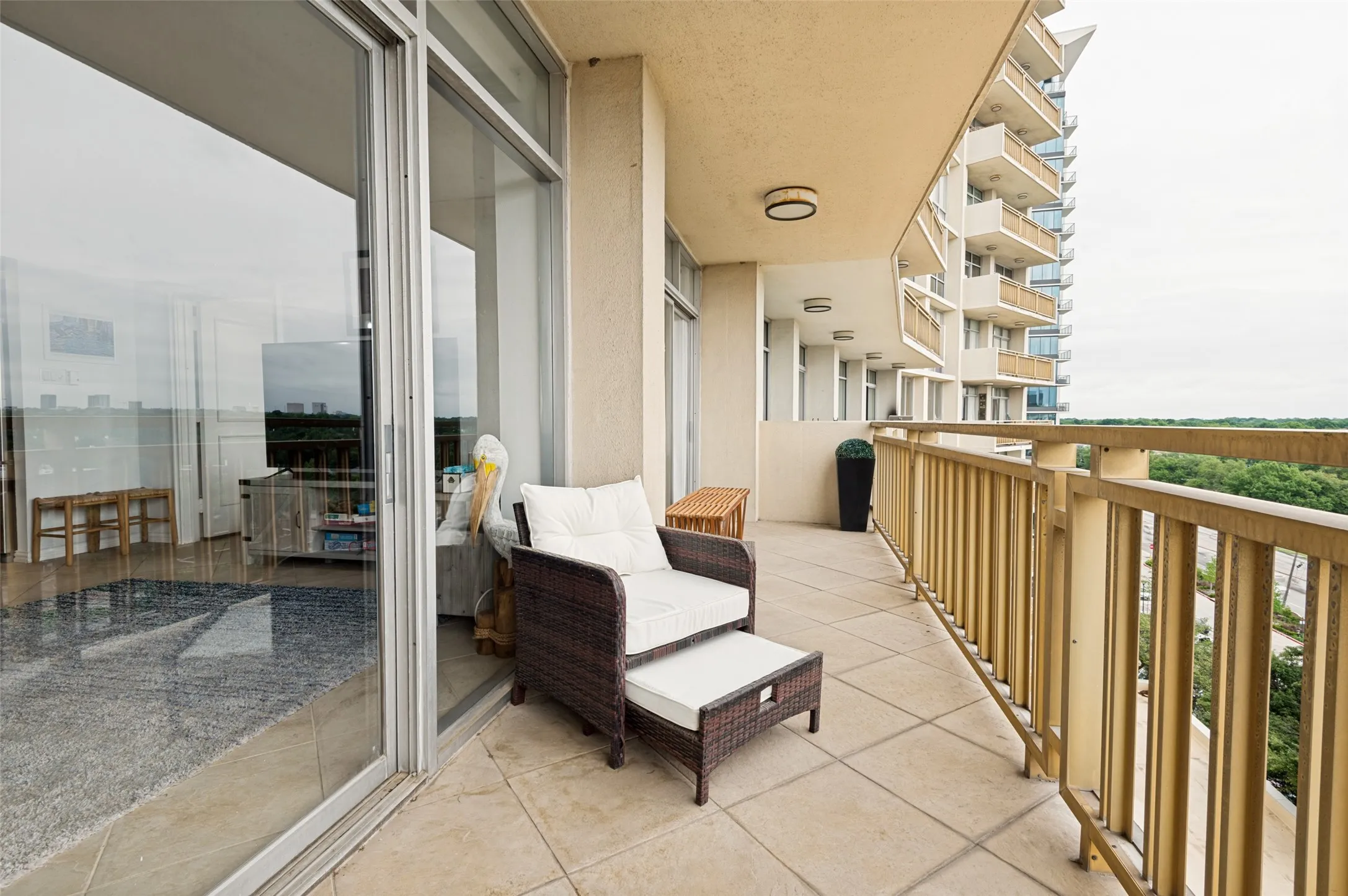 Condominium For Sale in Dallas County , 6211 W Northwest Highway 803, Dallas, Texas 75225, 1 Bedroom, 1 Bathroom, 1 Garage spaces, 585 Sqft, built in 1966, mls#21255631, Real Estate Agent in Dallas, Homes For Sale in Dallas county, Homes For Sale in Dallas, Realtor in Dallas Texas, Real Estate Brokerage Independent Realty Texas, Luminita Cordes Realtor