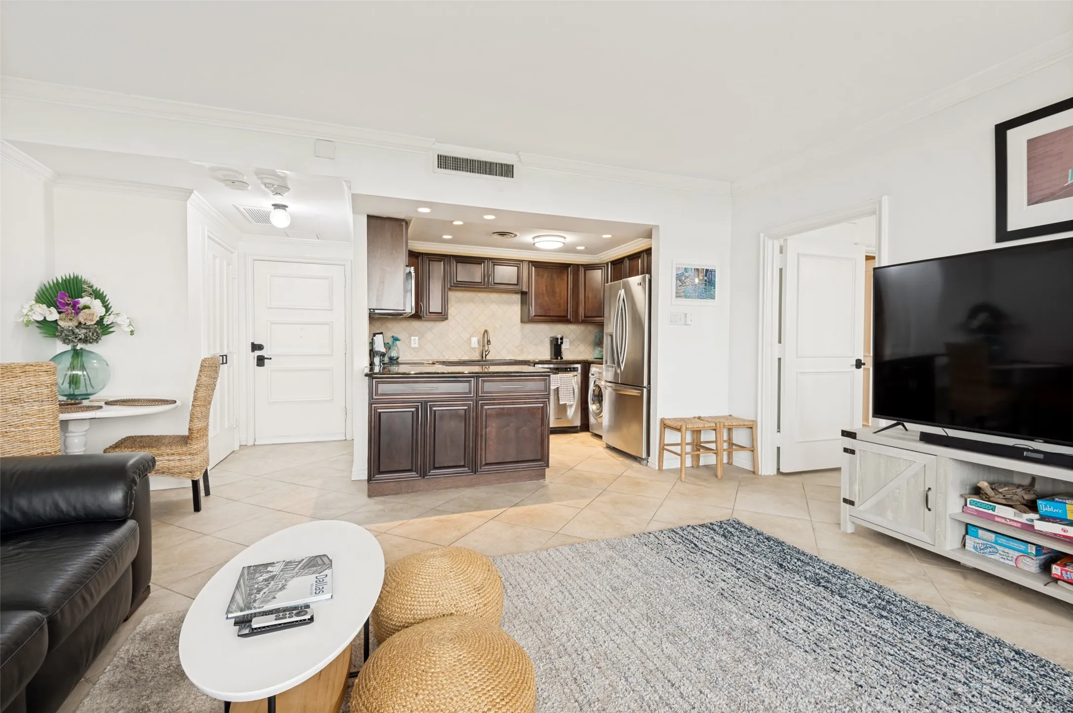 Condominium For Sale in Dallas County , 6211 W Northwest Highway 803, Dallas, Texas 75225, 1 Bedroom, 1 Bathroom, 1 Garage spaces, 585 Sqft, built in 1966, mls#21255631, Real Estate Agent in Dallas, Homes For Sale in Dallas county, Homes For Sale in Dallas, Realtor in Dallas Texas, Real Estate Brokerage Independent Realty Texas, Luminita Cordes Realtor