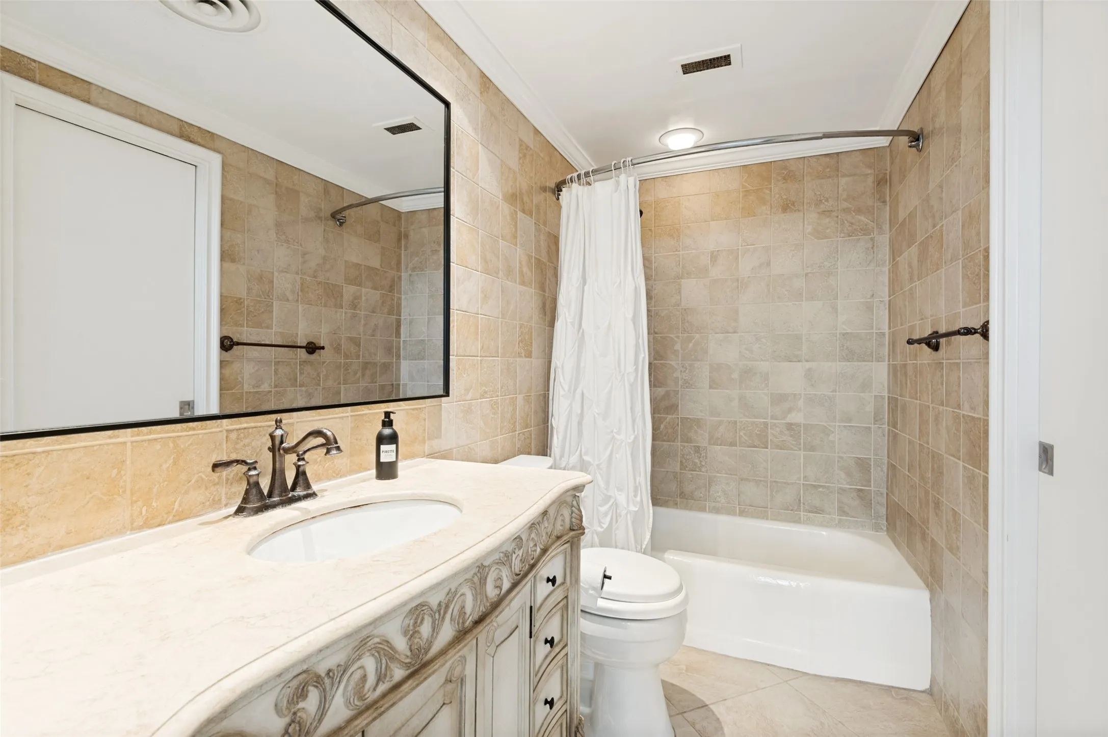 Condominium For Sale in Dallas County , 6211 W Northwest Highway 803, Dallas, Texas 75225, 1 Bedroom, 1 Bathroom, 1 Garage spaces, 585 Sqft, built in 1966, mls#21255631, Real Estate Agent in Dallas, Homes For Sale in Dallas county, Homes For Sale in Dallas, Realtor in Dallas Texas, Real Estate Brokerage Independent Realty Texas, Luminita Cordes Realtor
