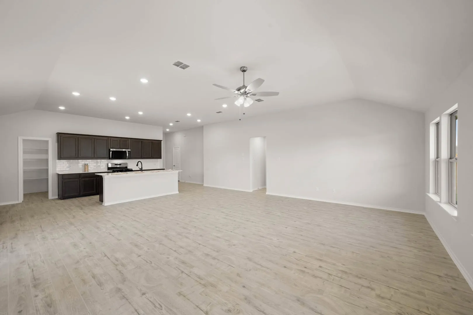 15004 Amantes- Living Room-3