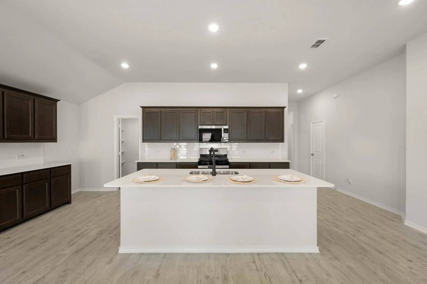 15004 Amantes- Kitchen-2
