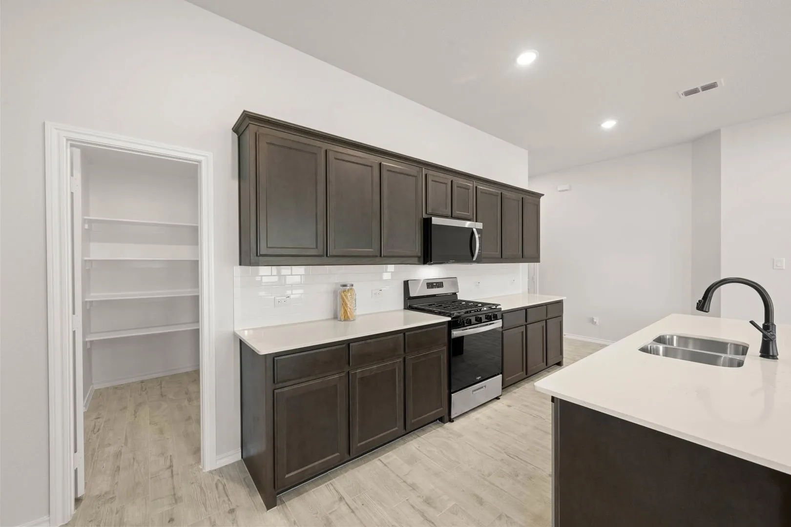 15004 Amantes- Kitchen-5
