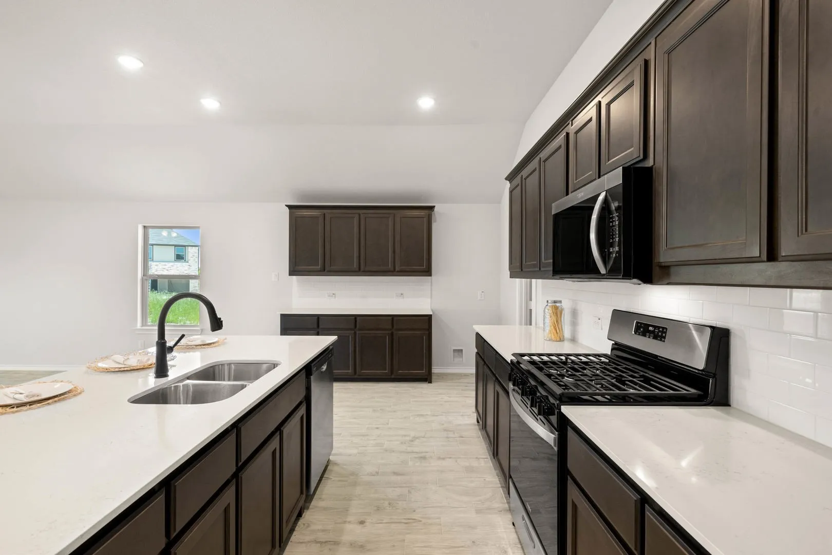 15004 Amantes- Kitchen-3