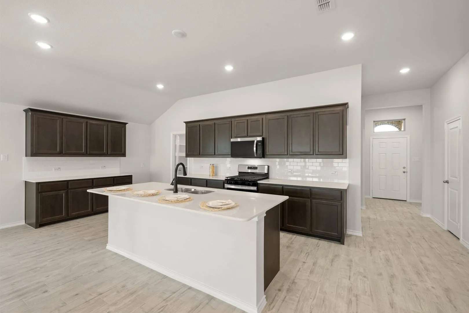 15004 Amantes- Kitchen-1