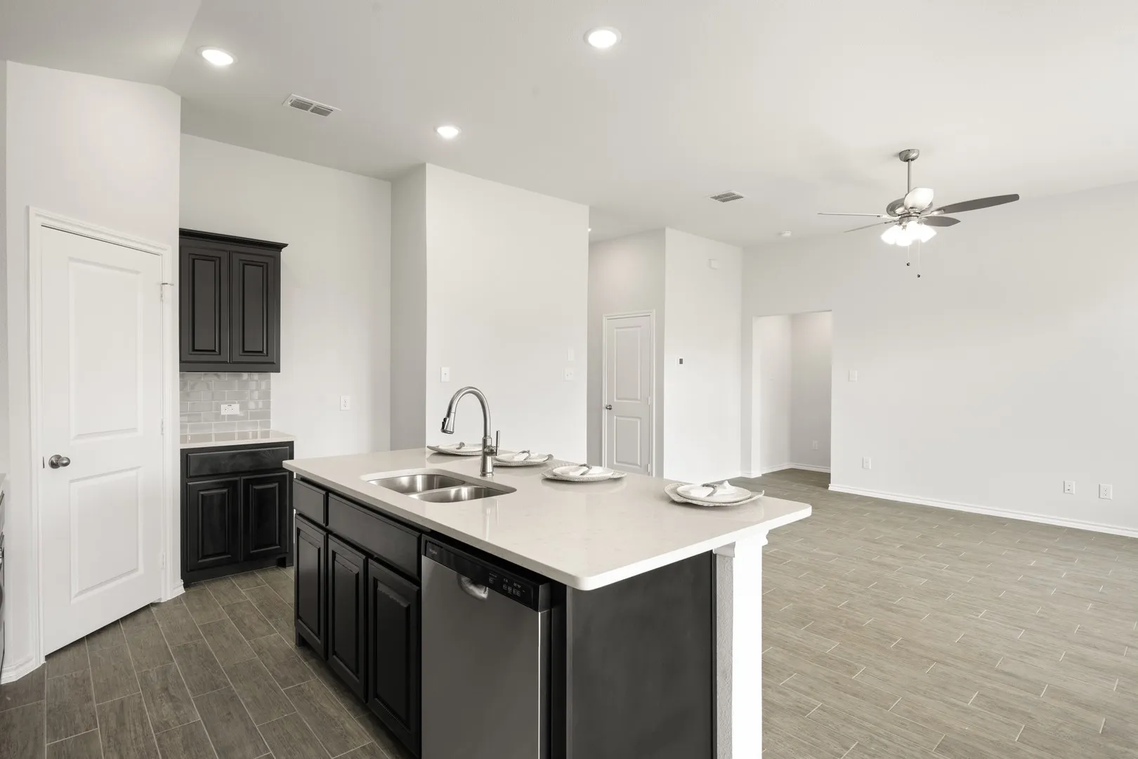 15008 Amantes- Kitchen-4