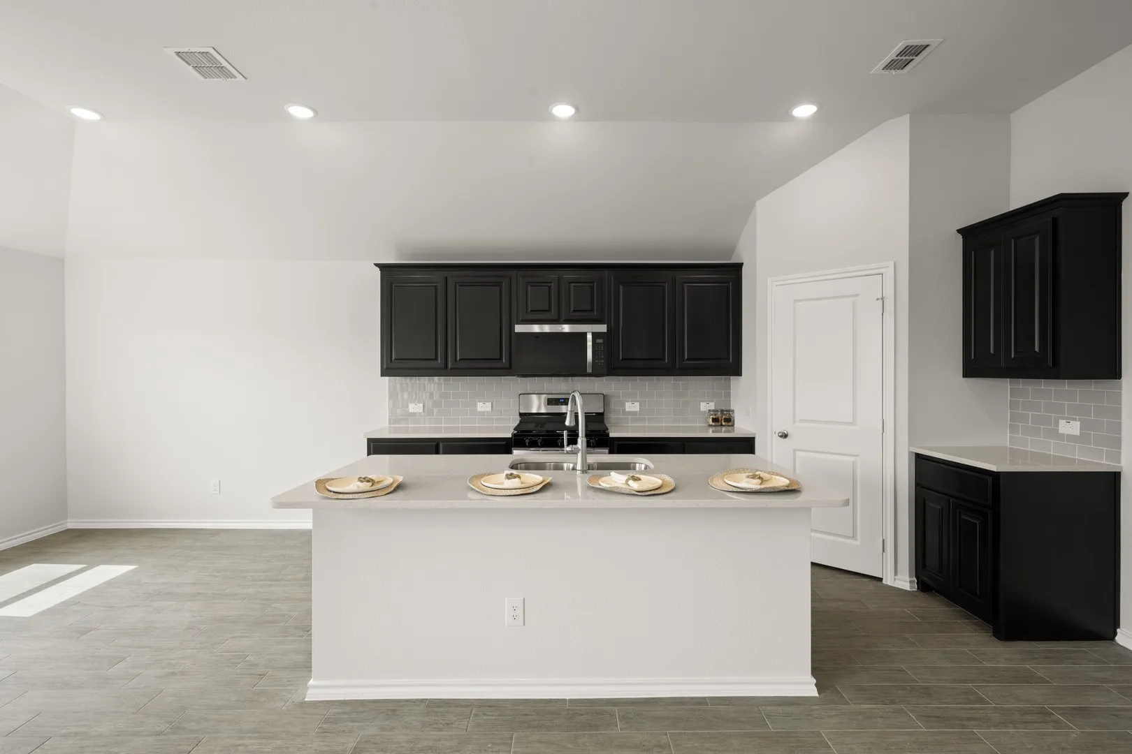 15008 Amantes- Kitchen-1