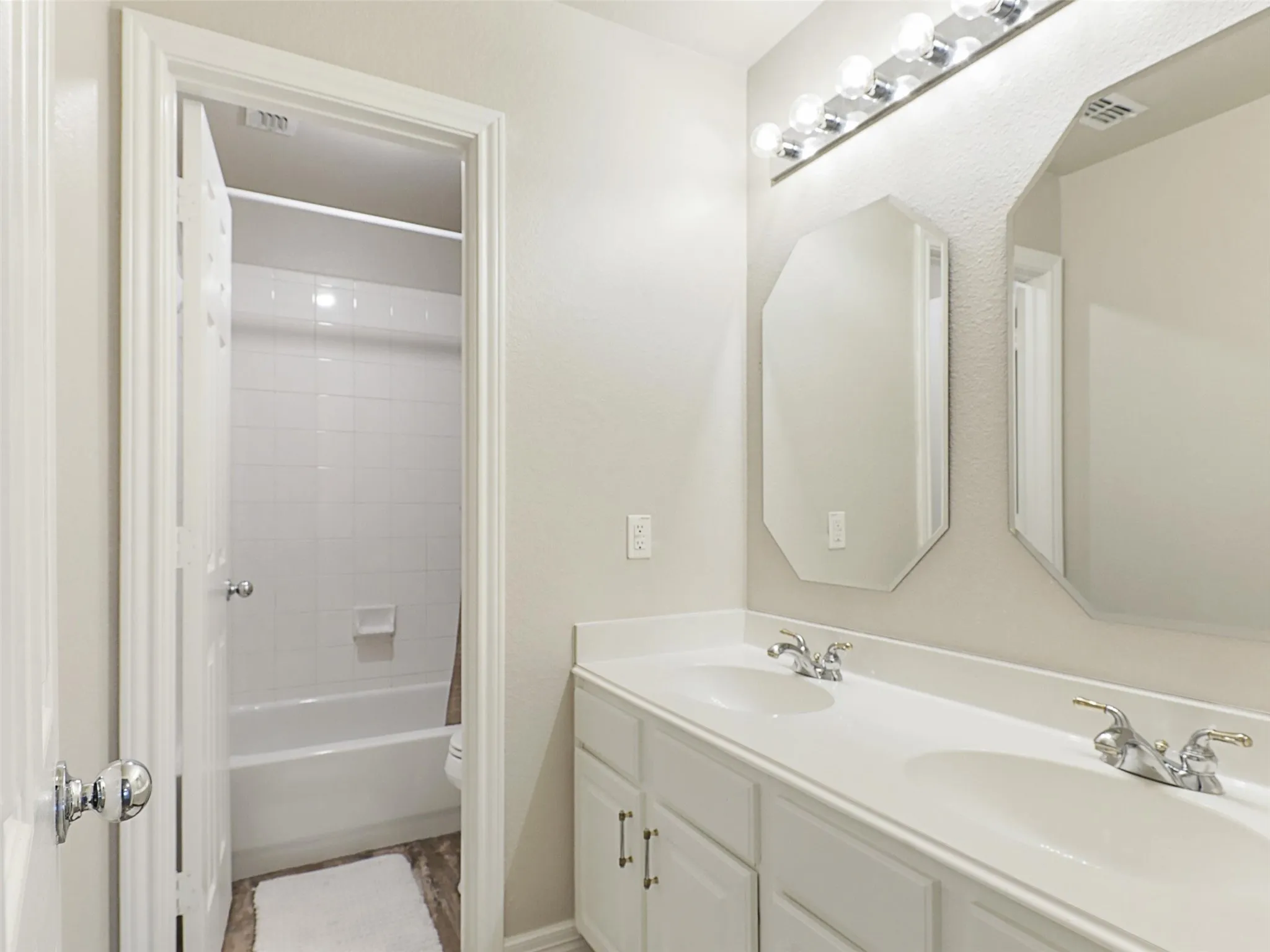 Single Family Residence For Sale in Denton County , 2428 Windgate Lane, Frisco, Texas 75033, 3 Bedroom, 3 Bathroom, 2 Garage spaces, 2,812 Sqft, built in 2000, Preowned, mls#21254363, Real Estate Agent in Frisco, Homes For Sale in Denton county, Homes For Sale in Frisco, Realtor in Frisco Texas, Real Estate Brokerage Independent Realty Texas, Luminita Cordes Realtor