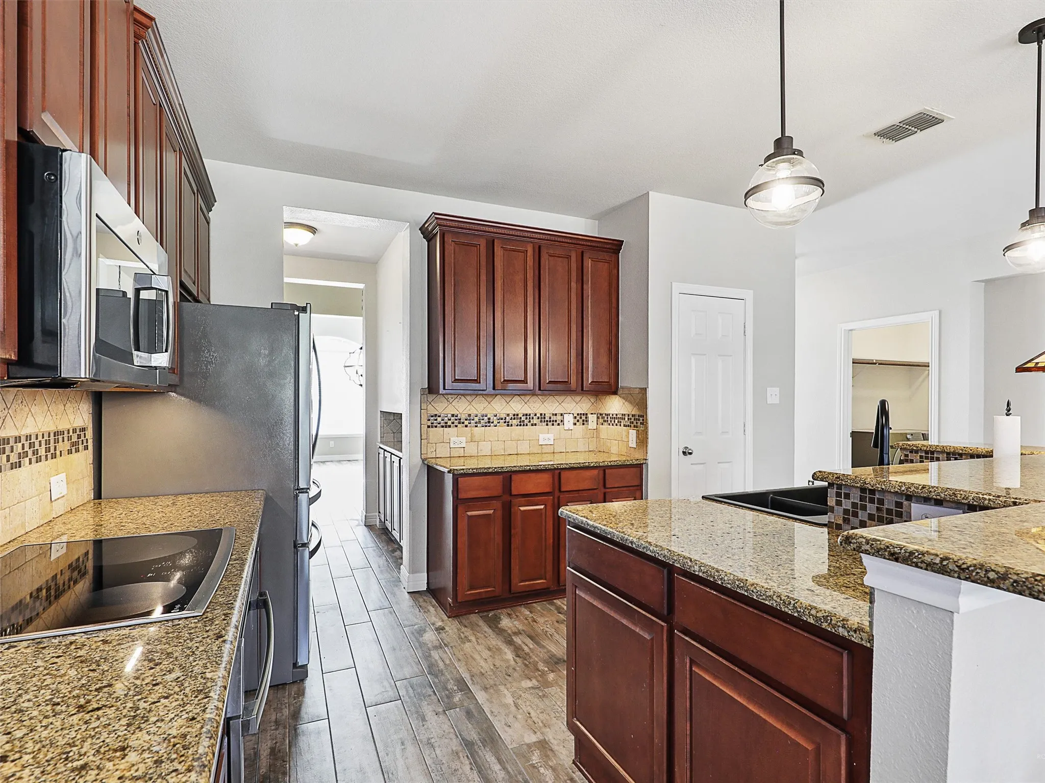 Single Family Residence For Sale in Denton County , 2428 Windgate Lane, Frisco, Texas 75033, 3 Bedroom, 3 Bathroom, 2 Garage spaces, 2,812 Sqft, built in 2000, Preowned, mls#21254363, Real Estate Agent in Frisco, Homes For Sale in Denton county, Homes For Sale in Frisco, Realtor in Frisco Texas, Real Estate Brokerage Independent Realty Texas, Luminita Cordes Realtor