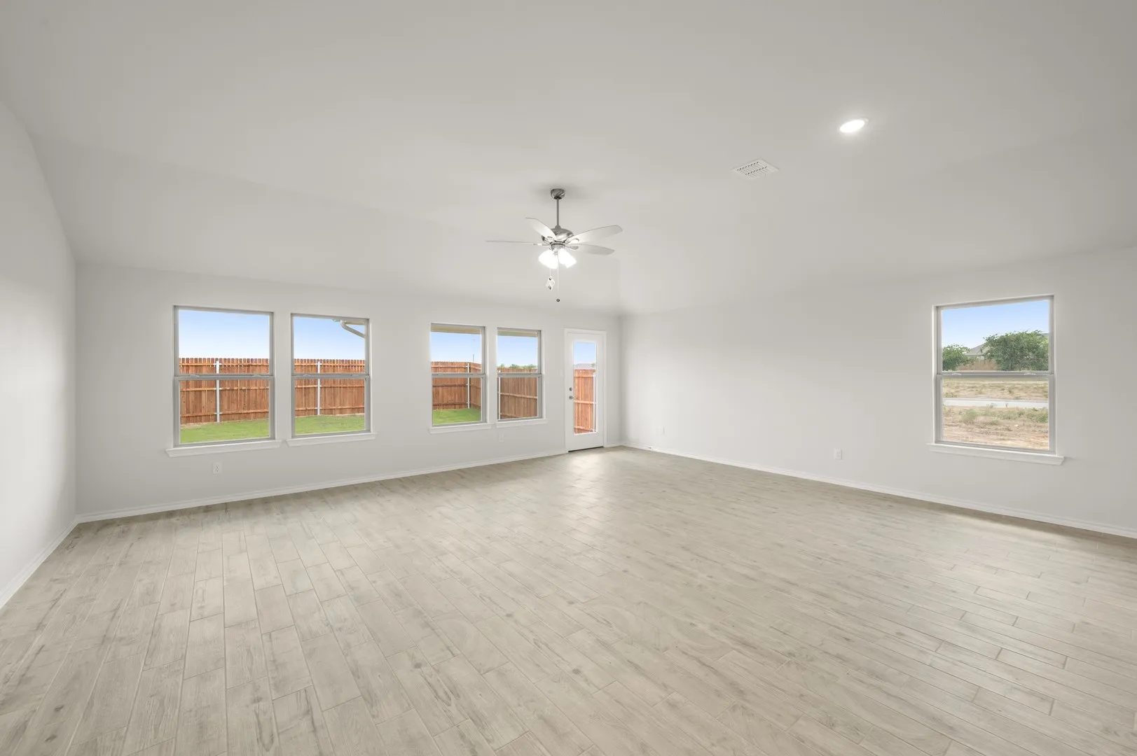949 Abalone- Living Room-3