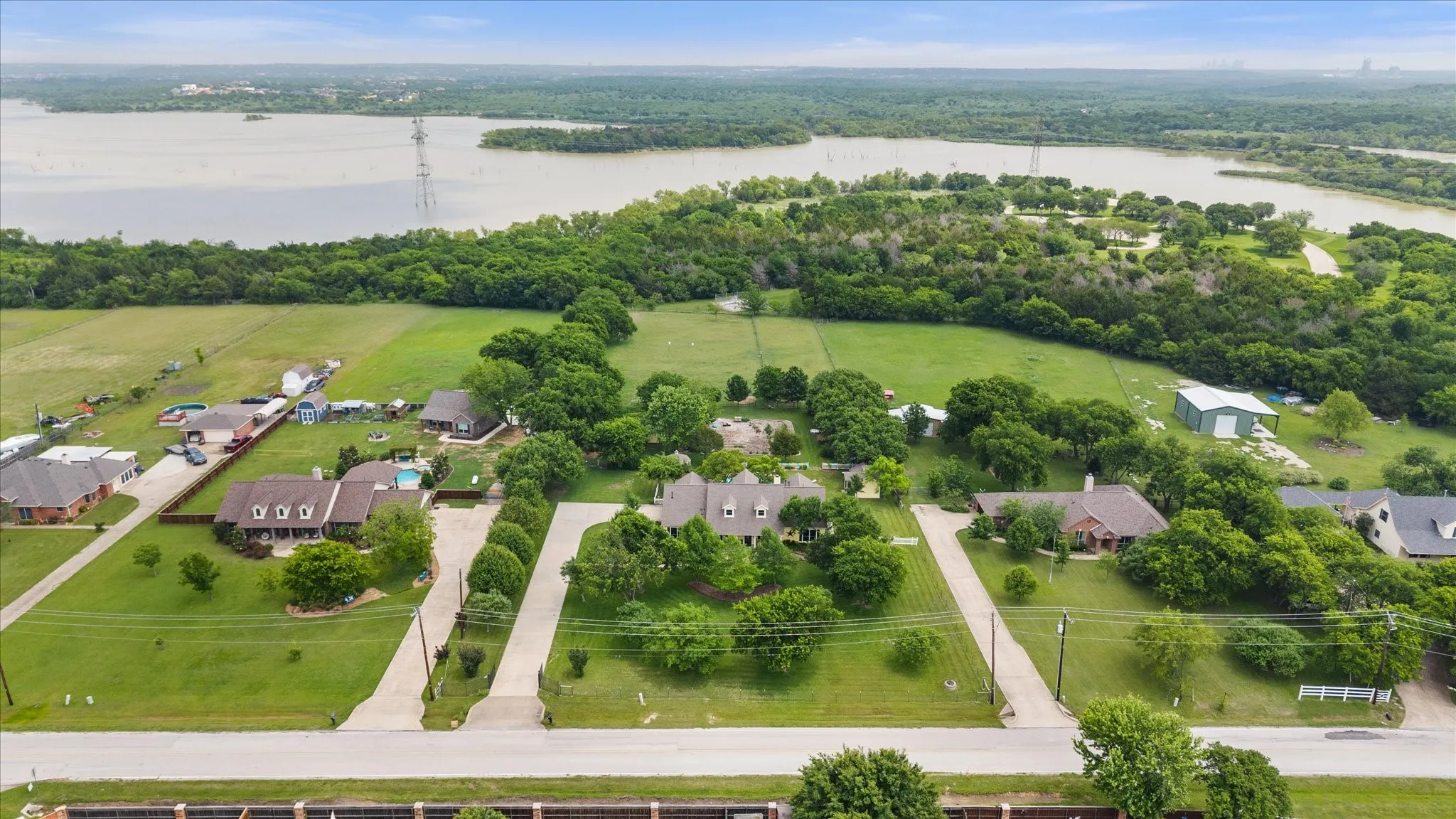 Single Family Residence For Sale in Tarrant County , 801 Seeton Road, Mansfield, Texas 76063, 4 Bedroom, 4 Bathroom, 2 Garage spaces, 2,940 Sqft, built in 2000, Preowned, mls#21254778, Real Estate Agent in Mansfield, Homes For Sale in Tarrant county, Homes For Sale in Mansfield, Realtor in Mansfield Texas, Real Estate Brokerage Independent Realty Texas, Luminita Cordes Realtor