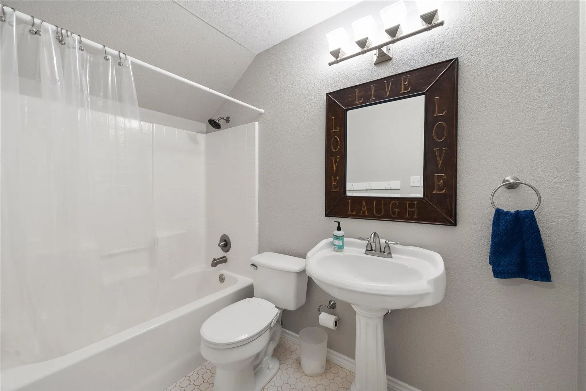 Single Family Residence For Sale in Tarrant County , 801 Seeton Road, Mansfield, Texas 76063, 4 Bedroom, 4 Bathroom, 2 Garage spaces, 2,940 Sqft, built in 2000, Preowned, mls#21254778, Real Estate Agent in Mansfield, Homes For Sale in Tarrant county, Homes For Sale in Mansfield, Realtor in Mansfield Texas, Real Estate Brokerage Independent Realty Texas, Luminita Cordes Realtor