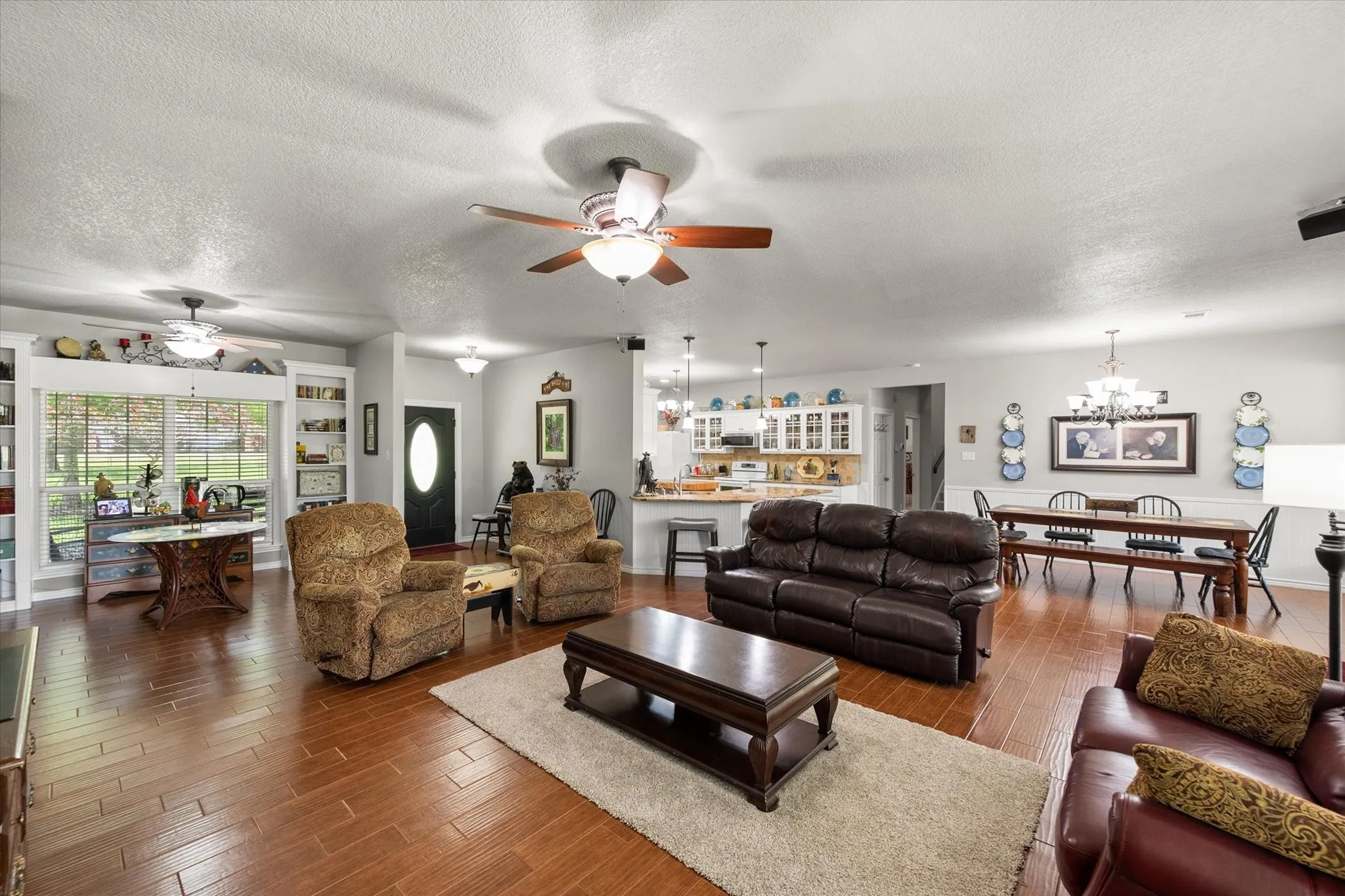 Single Family Residence For Sale in Tarrant County , 801 Seeton Road, Mansfield, Texas 76063, 4 Bedroom, 4 Bathroom, 2 Garage spaces, 2,940 Sqft, built in 2000, Preowned, mls#21254778, Real Estate Agent in Mansfield, Homes For Sale in Tarrant county, Homes For Sale in Mansfield, Realtor in Mansfield Texas, Real Estate Brokerage Independent Realty Texas, Luminita Cordes Realtor