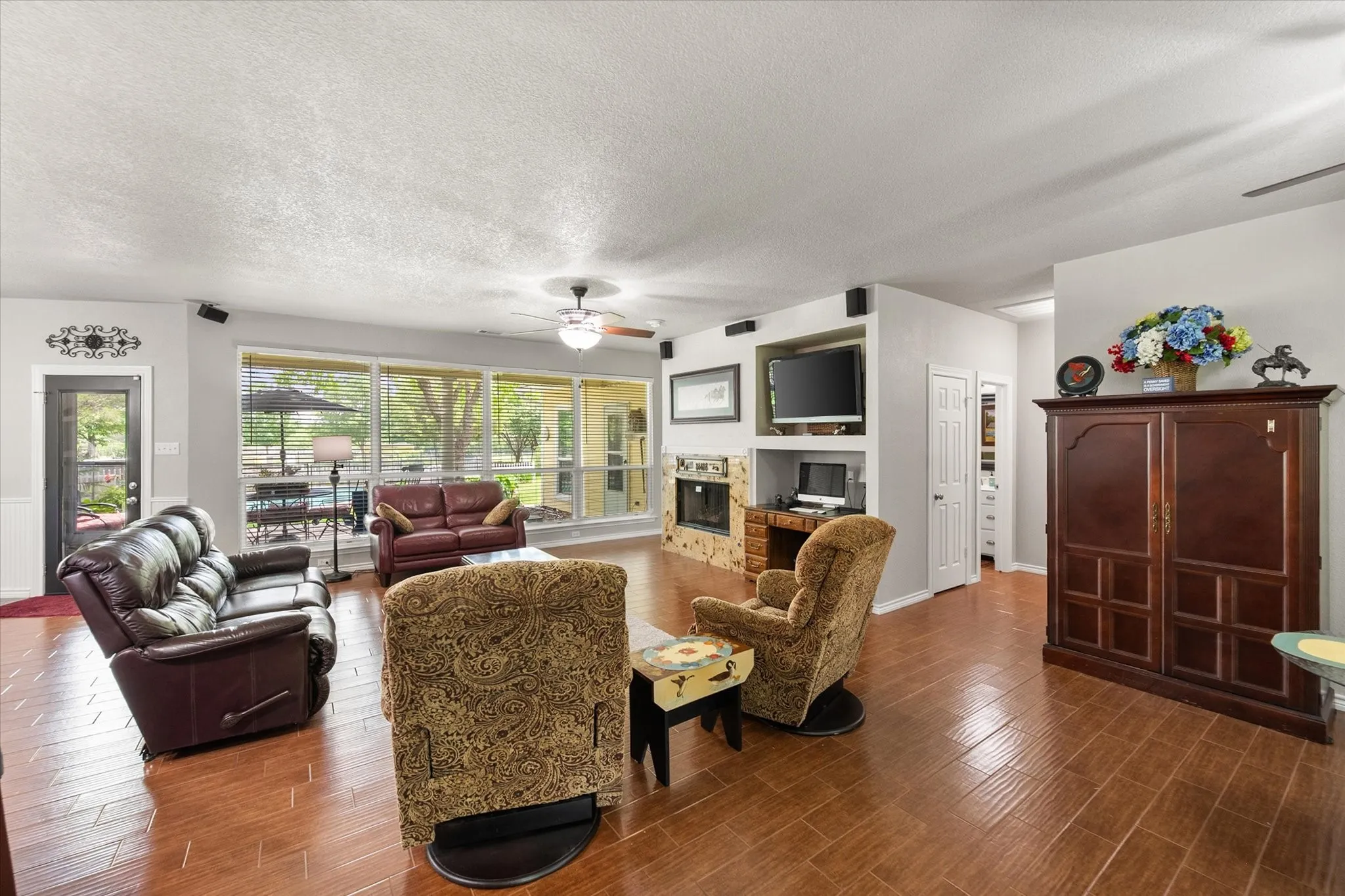 Single Family Residence For Sale in Tarrant County , 801 Seeton Road, Mansfield, Texas 76063, 4 Bedroom, 4 Bathroom, 2 Garage spaces, 2,940 Sqft, built in 2000, Preowned, mls#21254778, Real Estate Agent in Mansfield, Homes For Sale in Tarrant county, Homes For Sale in Mansfield, Realtor in Mansfield Texas, Real Estate Brokerage Independent Realty Texas, Luminita Cordes Realtor