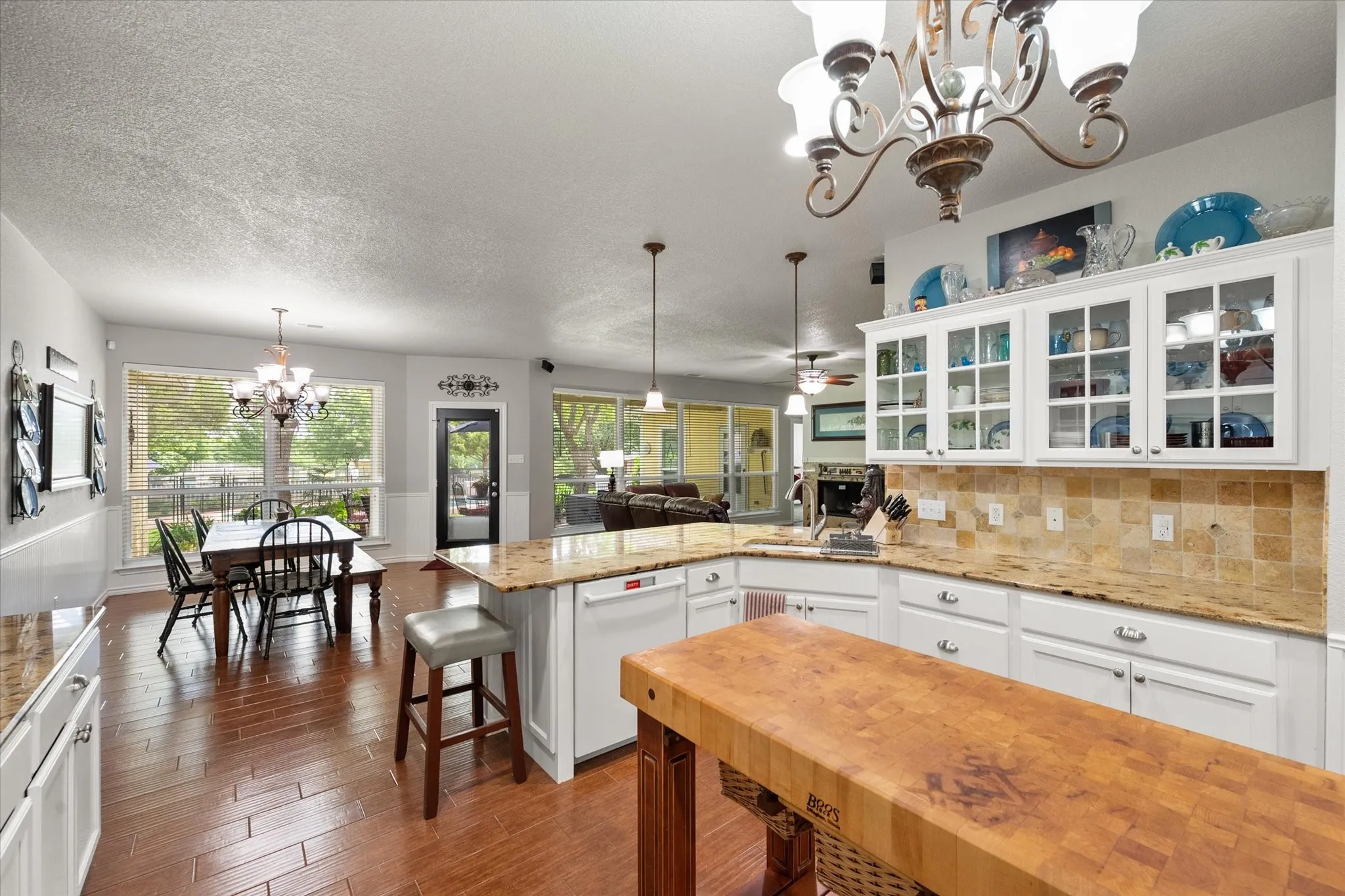 Single Family Residence For Sale in Tarrant County , 801 Seeton Road, Mansfield, Texas 76063, 4 Bedroom, 4 Bathroom, 2 Garage spaces, 2,940 Sqft, built in 2000, Preowned, mls#21254778, Real Estate Agent in Mansfield, Homes For Sale in Tarrant county, Homes For Sale in Mansfield, Realtor in Mansfield Texas, Real Estate Brokerage Independent Realty Texas, Luminita Cordes Realtor
