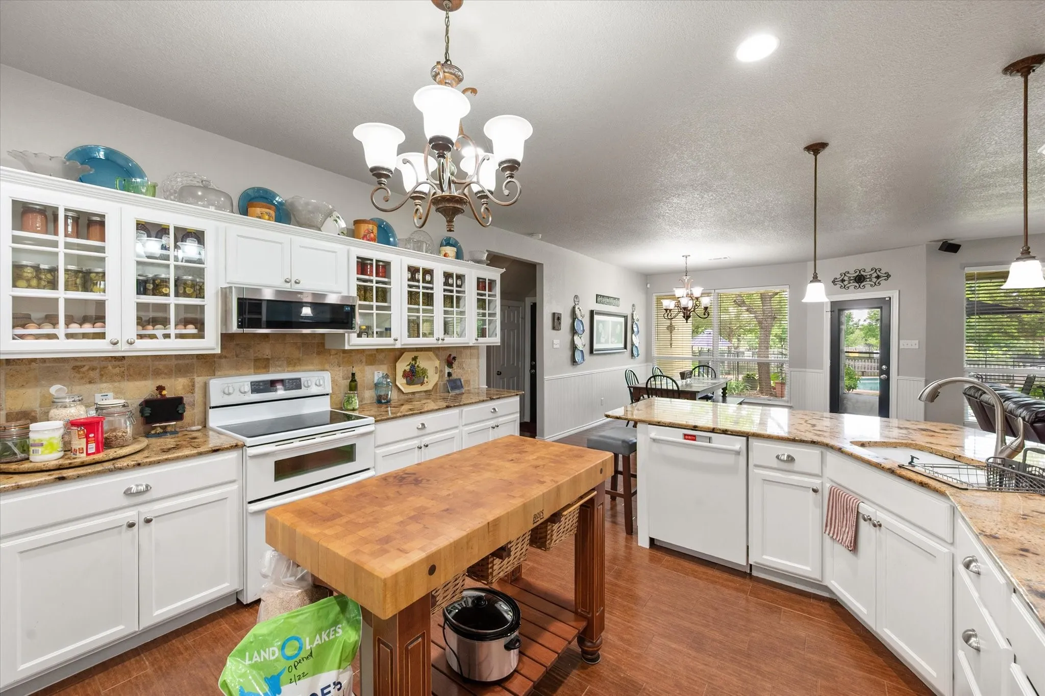Single Family Residence For Sale in Tarrant County , 801 Seeton Road, Mansfield, Texas 76063, 4 Bedroom, 4 Bathroom, 2 Garage spaces, 2,940 Sqft, built in 2000, Preowned, mls#21254778, Real Estate Agent in Mansfield, Homes For Sale in Tarrant county, Homes For Sale in Mansfield, Realtor in Mansfield Texas, Real Estate Brokerage Independent Realty Texas, Luminita Cordes Realtor