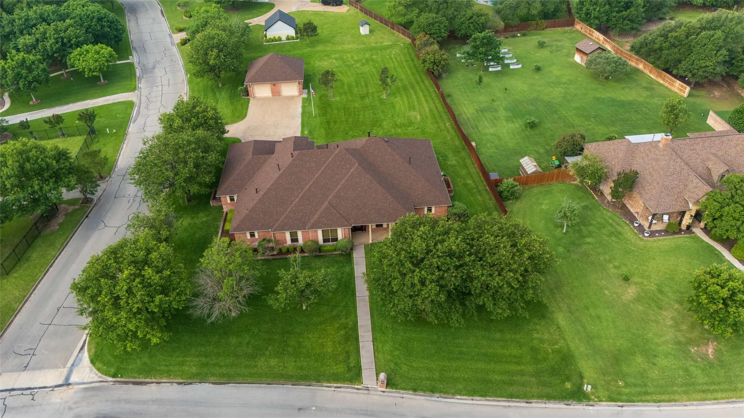 Single Family Residence For Sale in Parker County , 1226 Forest Park Drive, Weatherford, Texas 76087, 3 Bedroom, 5 Bathroom, 4 Garage spaces, 4,373 Sqft, built in 2003, mls#21252511, Real Estate Agent in Weatherford, Homes For Sale in Parker county, Homes For Sale in Weatherford, Realtor in Weatherford Texas, Real Estate Brokerage Independent Realty Texas, Luminita Cordes Realtor