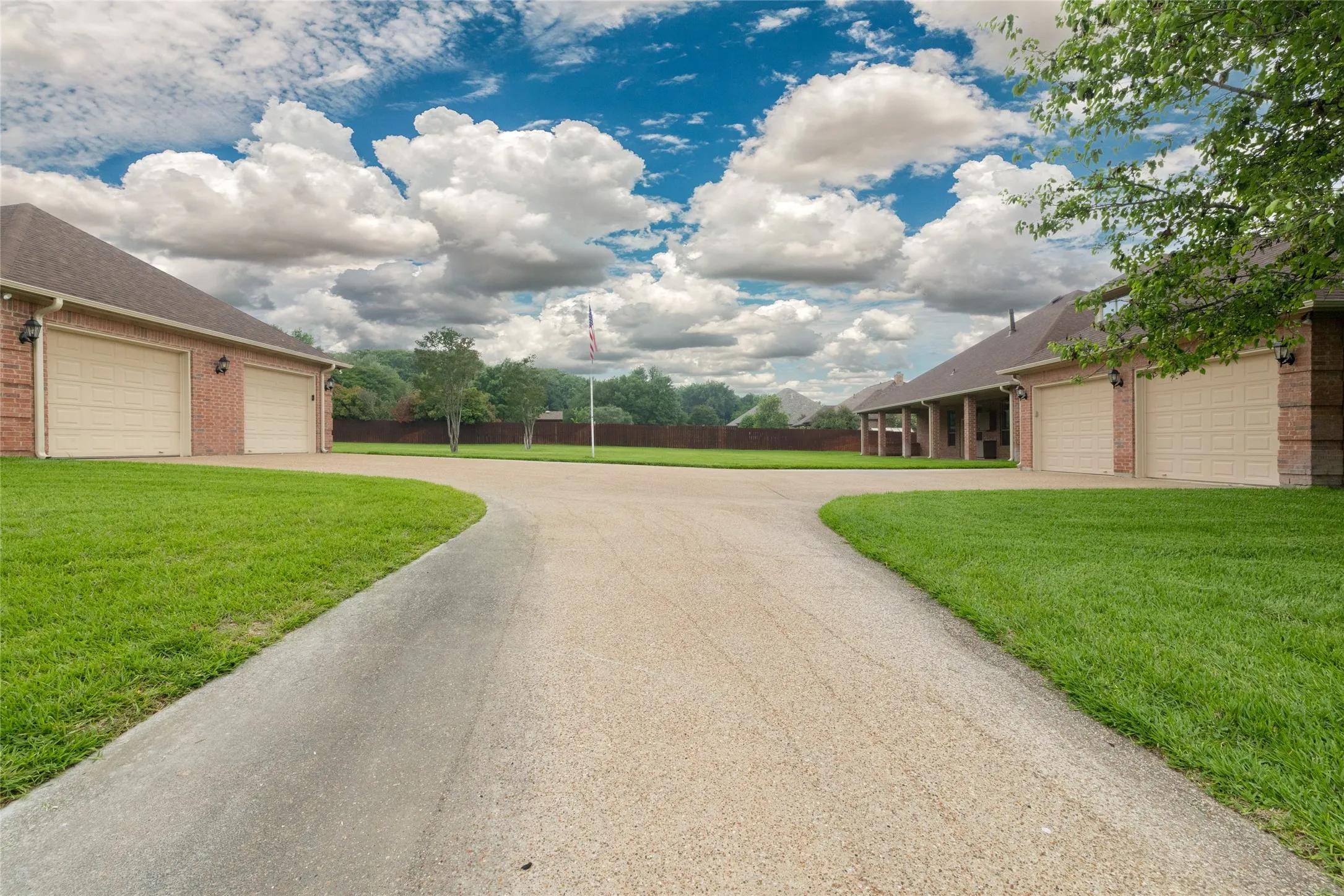 Single Family Residence For Sale in Parker County , 1226 Forest Park Drive, Weatherford, Texas 76087, 3 Bedroom, 5 Bathroom, 4 Garage spaces, 4,373 Sqft, built in 2003, mls#21252511, Real Estate Agent in Weatherford, Homes For Sale in Parker county, Homes For Sale in Weatherford, Realtor in Weatherford Texas, Real Estate Brokerage Independent Realty Texas, Luminita Cordes Realtor