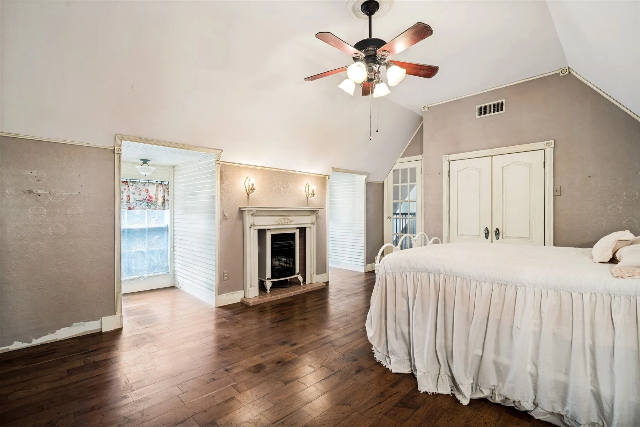 Single Family Residence For Sale in Hunt County , 10690 County Road 2450, Terrell, Texas 75160, 4 Bedroom, 4 Bathroom, 2 Garage spaces, 3,296 Sqft, built in 1994, Preowned, mls#21252210, Real Estate Agent in Terrell, Homes For Sale in Hunt county, Homes For Sale in Terrell, Realtor in Terrell Texas, Real Estate Brokerage Independent Realty Texas, Luminita Cordes Realtor