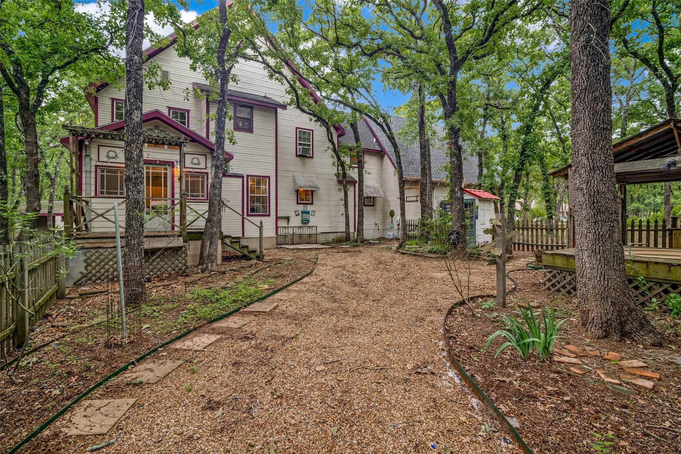 Single Family Residence For Sale in Hunt County , 10690 County Road 2450, Terrell, Texas 75160, 4 Bedroom, 4 Bathroom, 2 Garage spaces, 3,296 Sqft, built in 1994, Preowned, mls#21252210, Real Estate Agent in Terrell, Homes For Sale in Hunt county, Homes For Sale in Terrell, Realtor in Terrell Texas, Real Estate Brokerage Independent Realty Texas, Luminita Cordes Realtor
