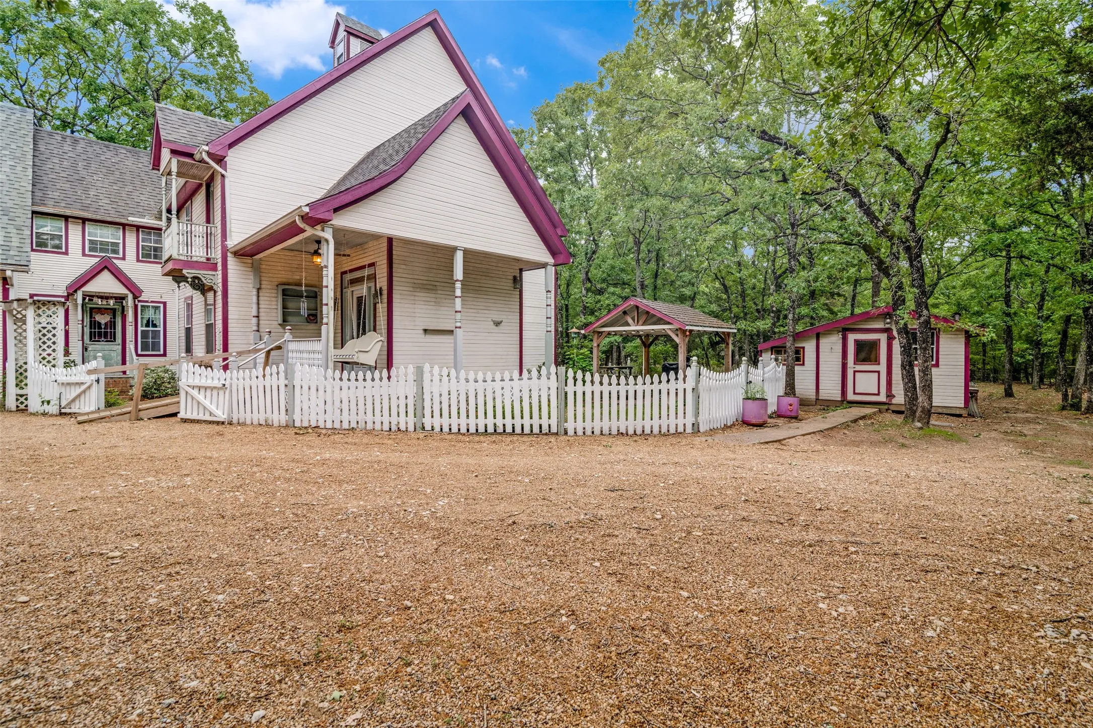 Single Family Residence For Sale in Hunt County , 10690 County Road 2450, Terrell, Texas 75160, 4 Bedroom, 4 Bathroom, 2 Garage spaces, 3,296 Sqft, built in 1994, Preowned, mls#21252210, Real Estate Agent in Terrell, Homes For Sale in Hunt county, Homes For Sale in Terrell, Realtor in Terrell Texas, Real Estate Brokerage Independent Realty Texas, Luminita Cordes Realtor