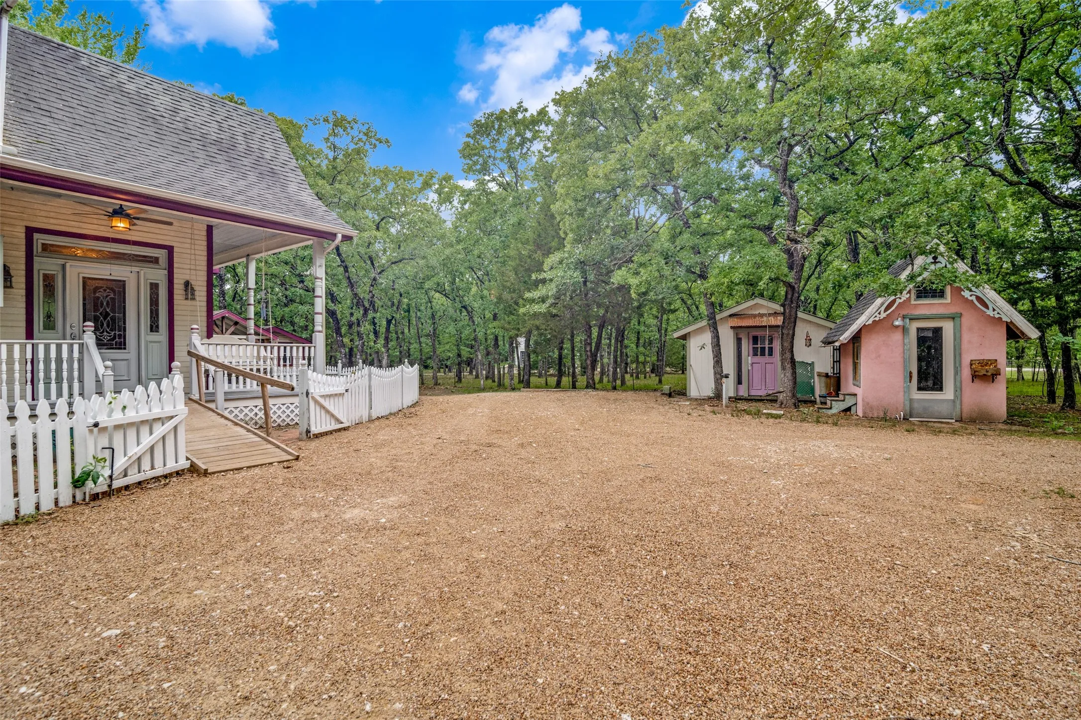 Single Family Residence For Sale in Hunt County , 10690 County Road 2450, Terrell, Texas 75160, 4 Bedroom, 4 Bathroom, 2 Garage spaces, 3,296 Sqft, built in 1994, Preowned, mls#21252210, Real Estate Agent in Terrell, Homes For Sale in Hunt county, Homes For Sale in Terrell, Realtor in Terrell Texas, Real Estate Brokerage Independent Realty Texas, Luminita Cordes Realtor