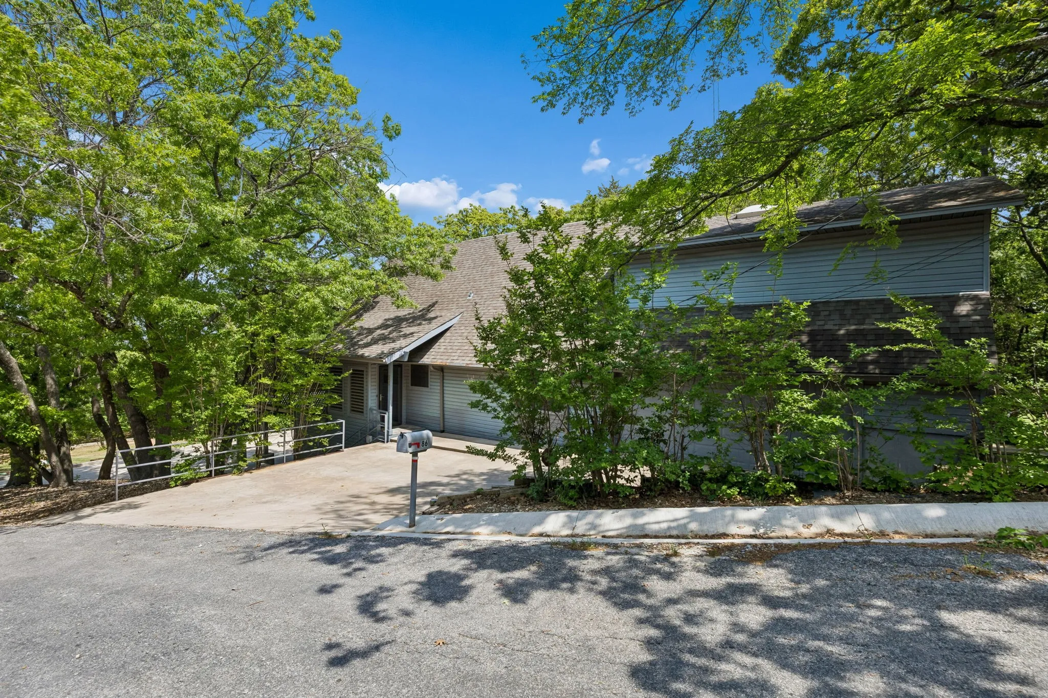 Single Family Residence For Sale in Grayson County , 86 Queens Drive, Pottsboro, Texas 75076, 5 Bedroom, 3 Bathroom, 2 Garage spaces, 2,956 Sqft, built in 1978, Preowned, mls#21230037, Real Estate Agent in Pottsboro, Homes For Sale in Grayson county, Homes For Sale in Pottsboro, Realtor in Pottsboro Texas, Real Estate Brokerage Independent Realty Texas, Luminita Cordes Realtor