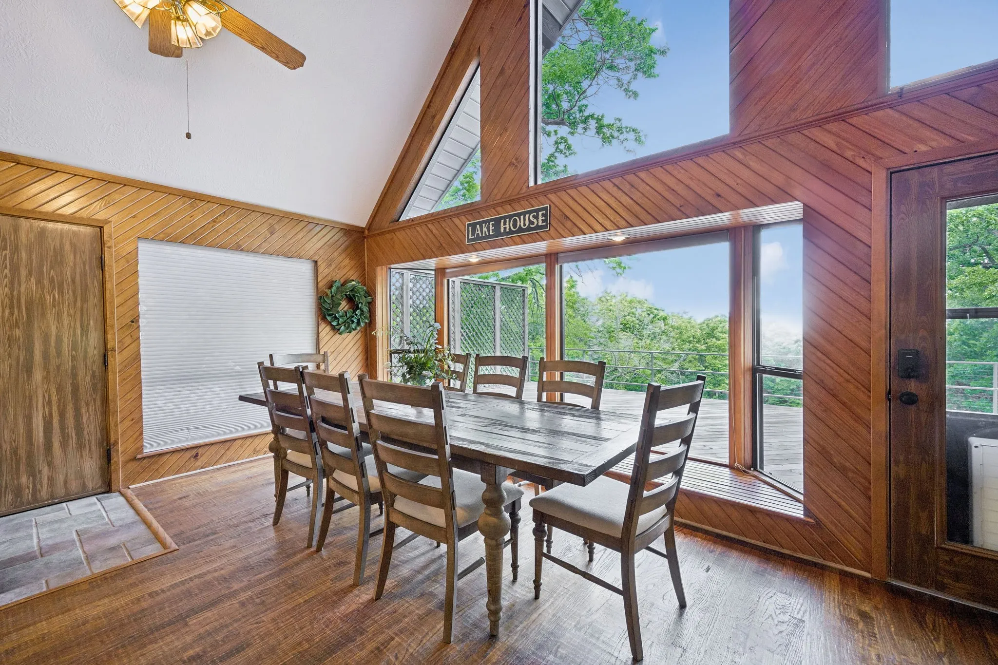Dinning room with spectacular views of the lake