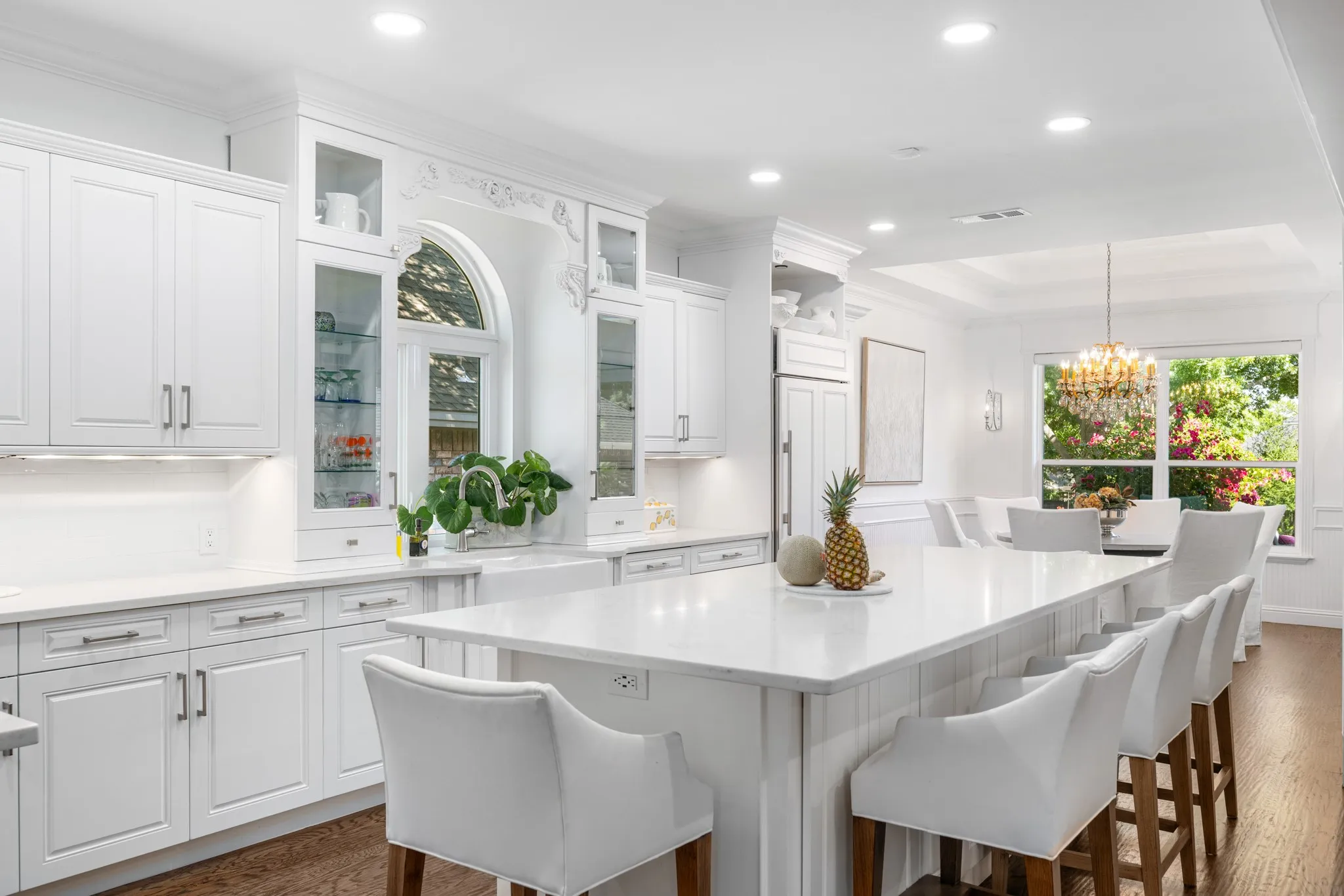 Seating for 6 is easy for casual dinners.