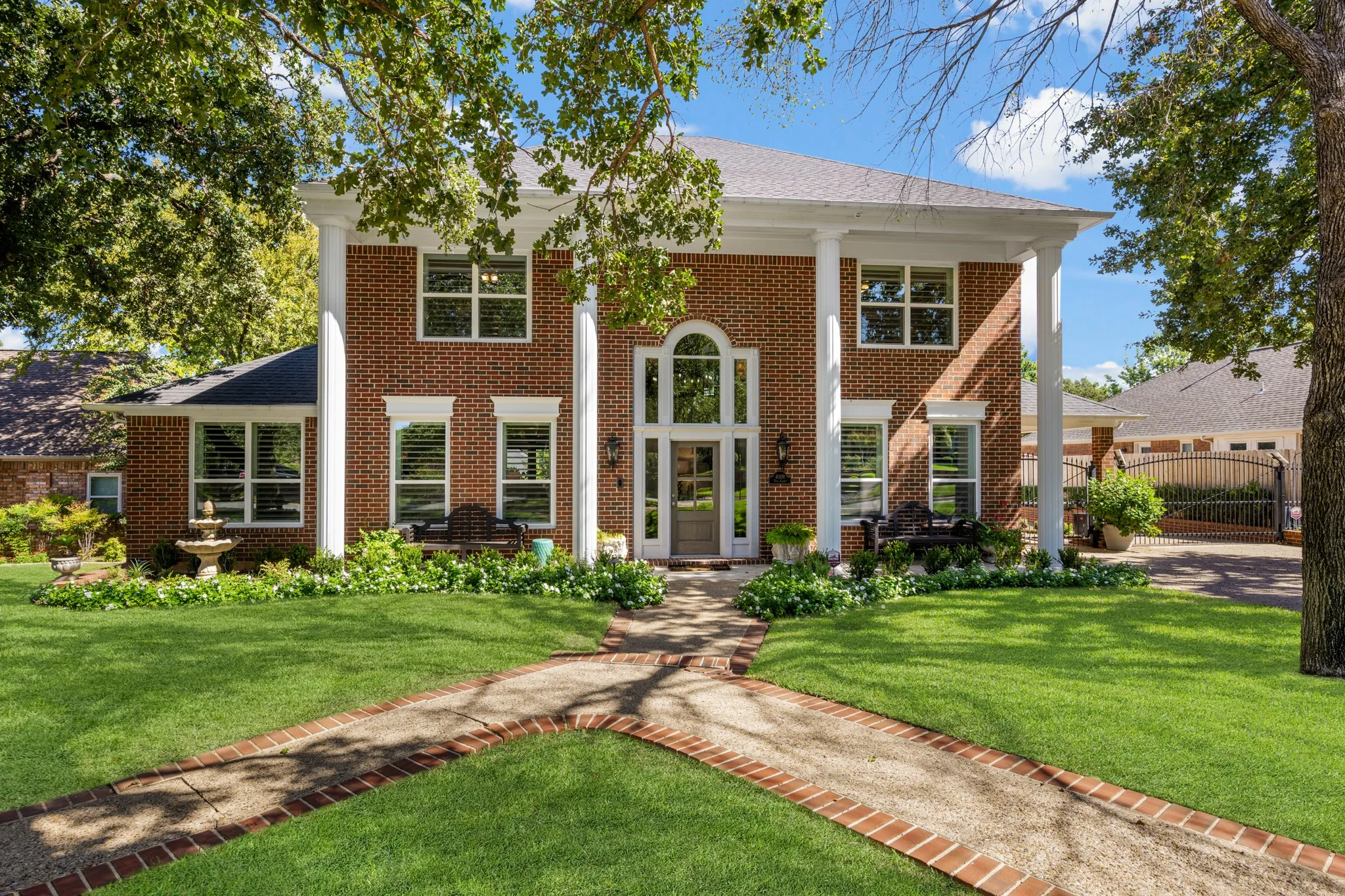 Single Family Residence For Sale in Tarrant County , 4009 Tave Court, Arlington, Texas 76016, 4 Bedrooms, 5 Bathrooms, 4 Garage spaces, 3,806 Sqft, built in 1994, Preowned, Price $819,900, mls#21240289, Real Estate Agent in Arlington, Homes For Sale in Tarrant county, Homes For Sale in Arlington, Realtor in Arlington Texas, Real Estate Brokerage Independent Realty Texas, Luminita Cordes Realtor