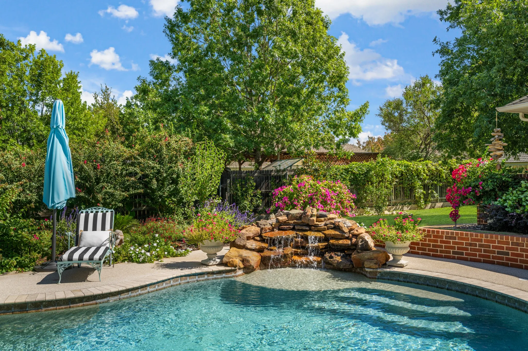 Sooth your tired body listening to the sounds of the fountain.