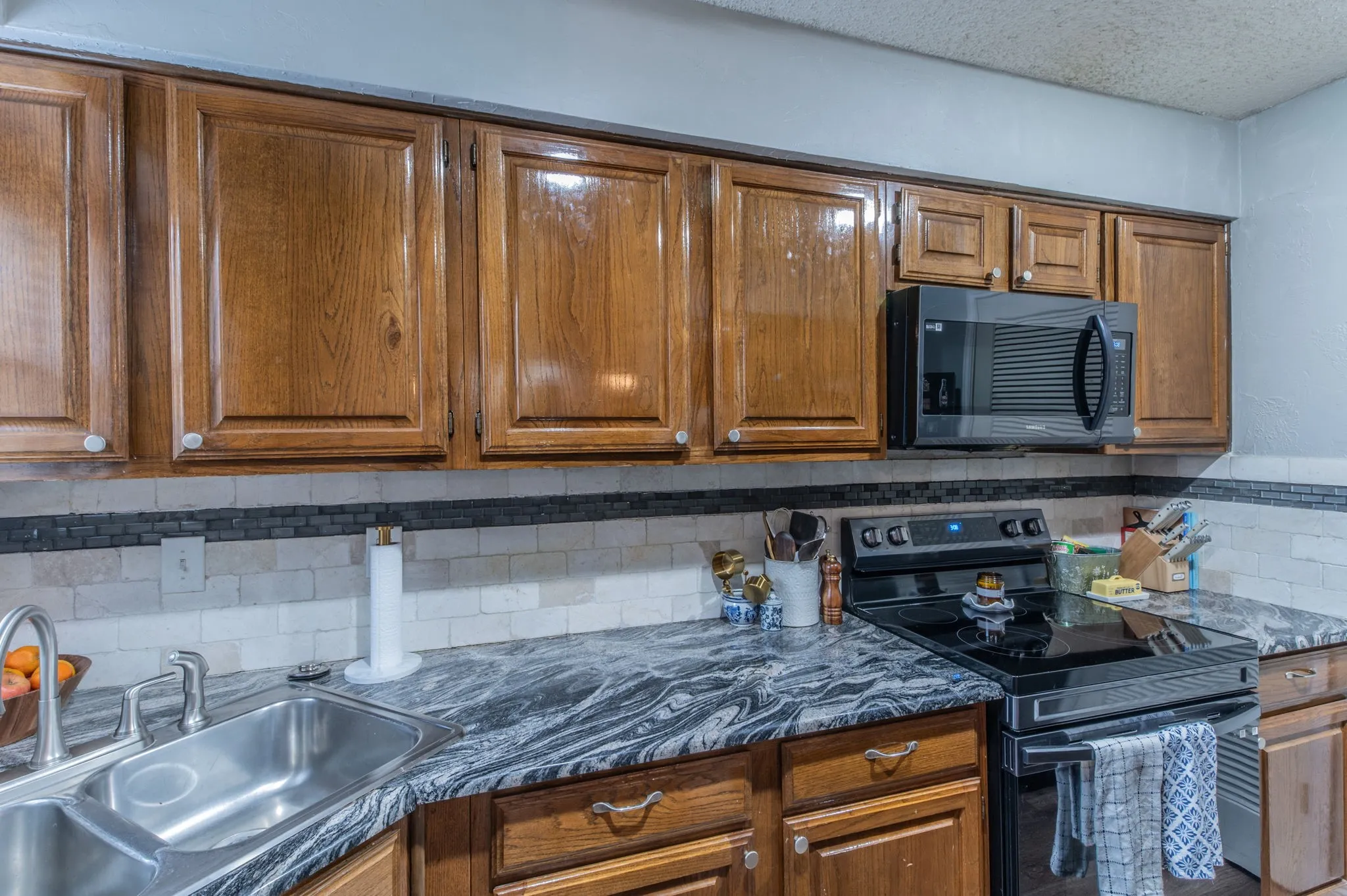 Kitchen features beautiful granite countertops.