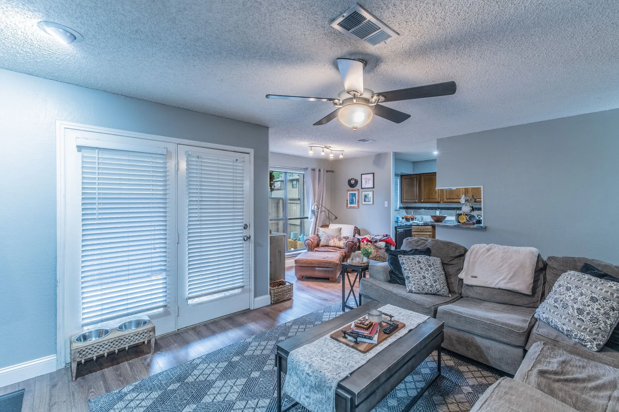 Condominium For Sale in Tarrant County , 1901 Cloisters Drive 914, Arlington, Texas 76011, 2 Bedroom, 1 Bathroom, Garage spaces, 963 Sqft, built in 1981, Preowned, mls#21256840, Real Estate Agent in Arlington, Homes For Sale in Tarrant county, Homes For Sale in Arlington, Realtor in Arlington Texas, Real Estate Brokerage Independent Realty Texas, Luminita Cordes Realtor