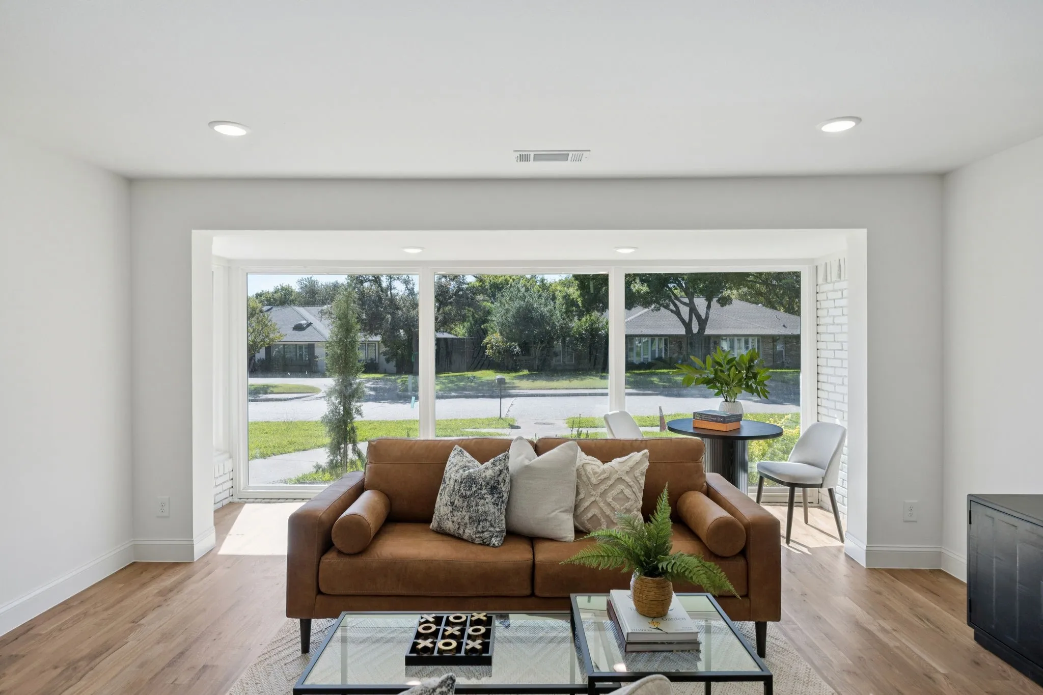 Single Family Residence For Sale in Dallas County , 4331 Laren Lane, Dallas, Texas 75244, 4 Bedroom, 3 Bathroom, 2 Garage spaces, 3,120 Sqft, built in 1971, Price $1,250,000, mls#21256844, Real Estate Agent in Dallas, Homes For Sale in Dallas county, Homes For Sale in Dallas, Realtor in Dallas Texas, Real Estate Brokerage Independent Realty Texas, Luminita Cordes Realtor