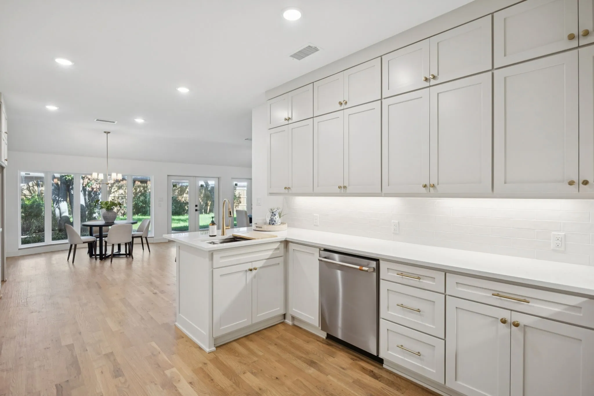 Single Family Residence For Sale in Dallas County , 4331 Laren Lane, Dallas, Texas 75244, 4 Bedroom, 3 Bathroom, 2 Garage spaces, 3,120 Sqft, built in 1971, Price $1,250,000, mls#21256844, Real Estate Agent in Dallas, Homes For Sale in Dallas county, Homes For Sale in Dallas, Realtor in Dallas Texas, Real Estate Brokerage Independent Realty Texas, Luminita Cordes Realtor