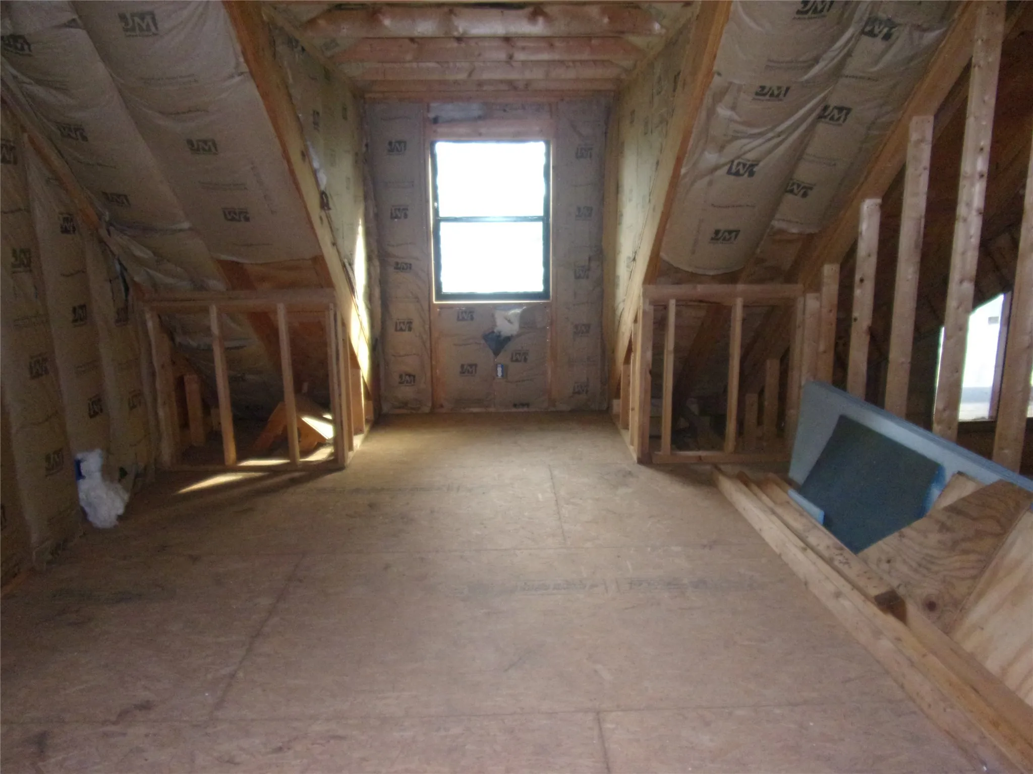 upstairs unfinished bedroom toward lake view