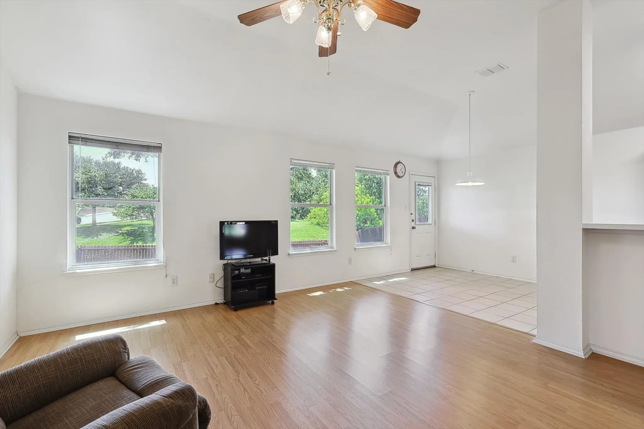 Single Family Residence For Sale in Tarrant County , 5424 Elk Ridge Drive, Watauga, Texas 76137, 3 Bedrooms, 2 Bathrooms, 2 Garage spaces, 1,660 Sqft, built in 2002, Preowned, Price $298,000, mls#21254427, Real Estate Agent in Watauga, Homes For Sale in Tarrant county, Homes For Sale in Watauga, Realtor in Watauga Texas, Real Estate Brokerage Independent Realty Texas, Luminita Cordes Realtor